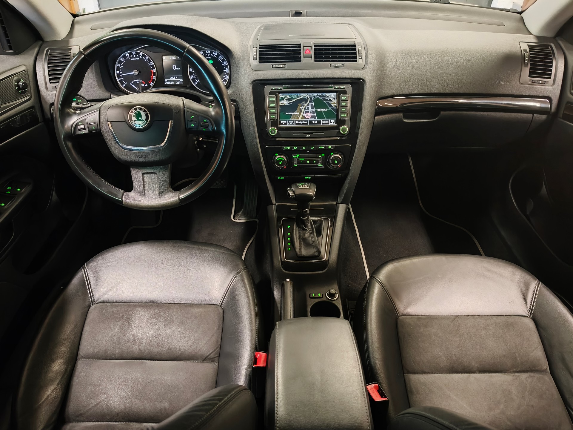 SKODA Octavia Combi 2.0 TDI Laurin & Klement DSG-image-19
