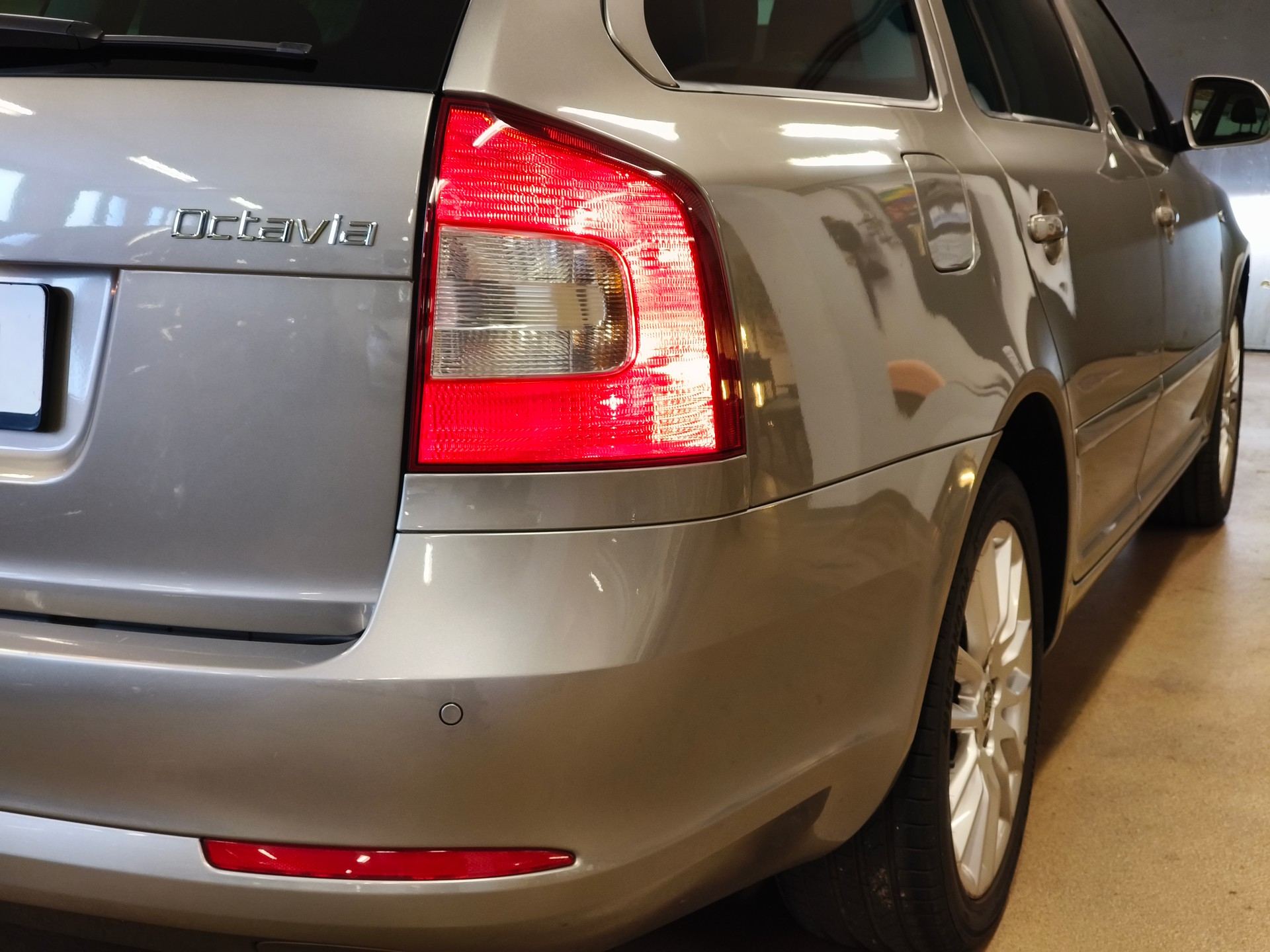 SKODA Octavia Combi 2.0 TDI Laurin & Klement DSG-image-10
