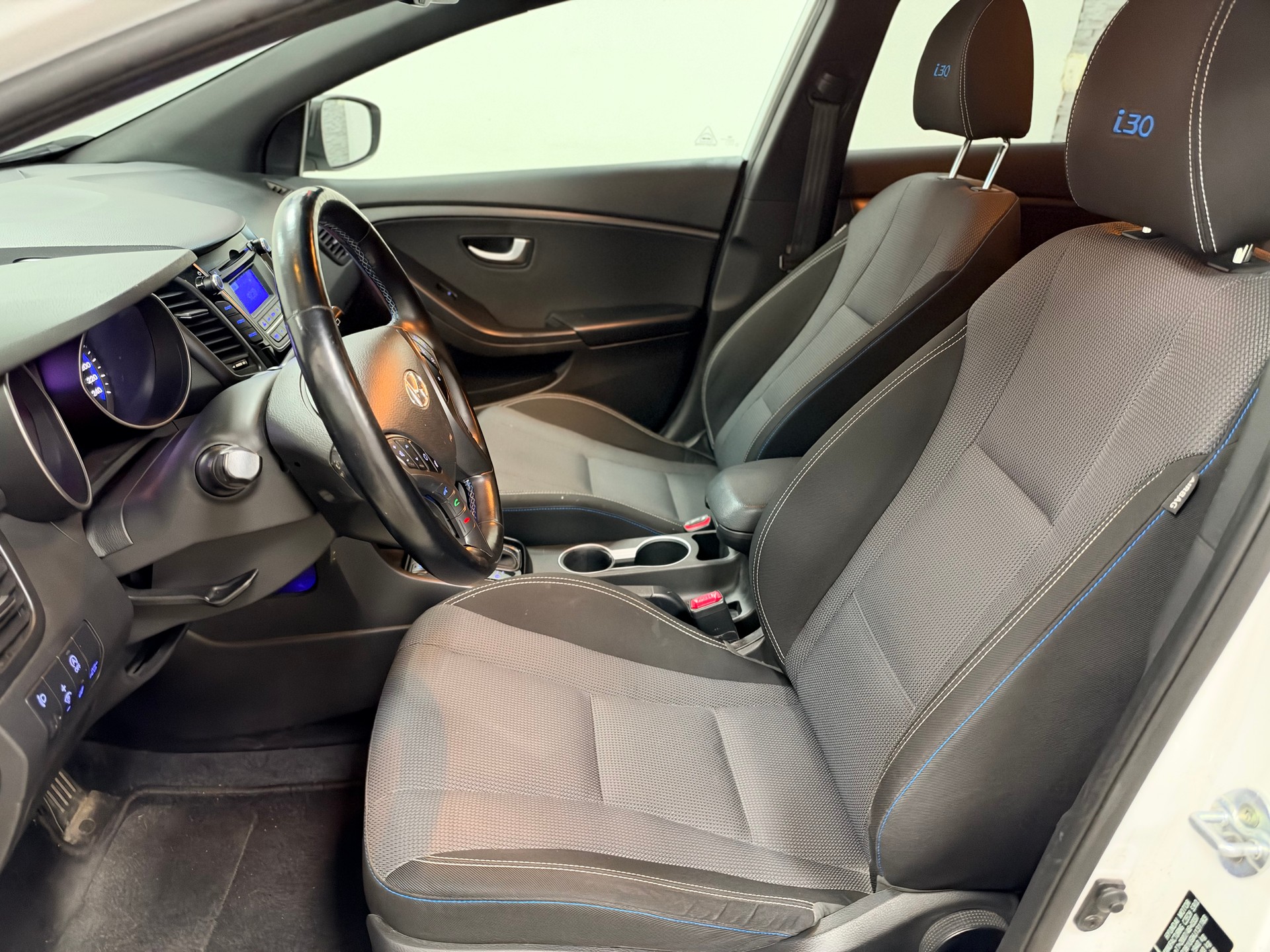 HYUNDAI i30 Wagon 1.6 CRDi Vertex Automatic DCT-image-9