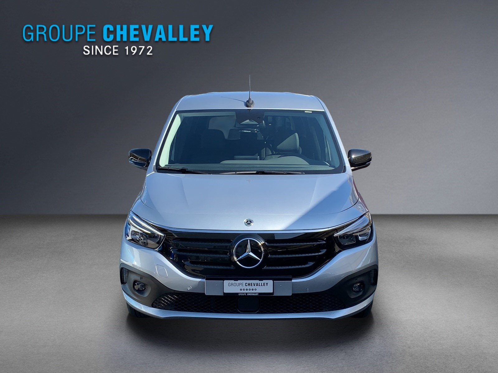 MERCEDES-BENZ EQT Standard-showroom-element-1