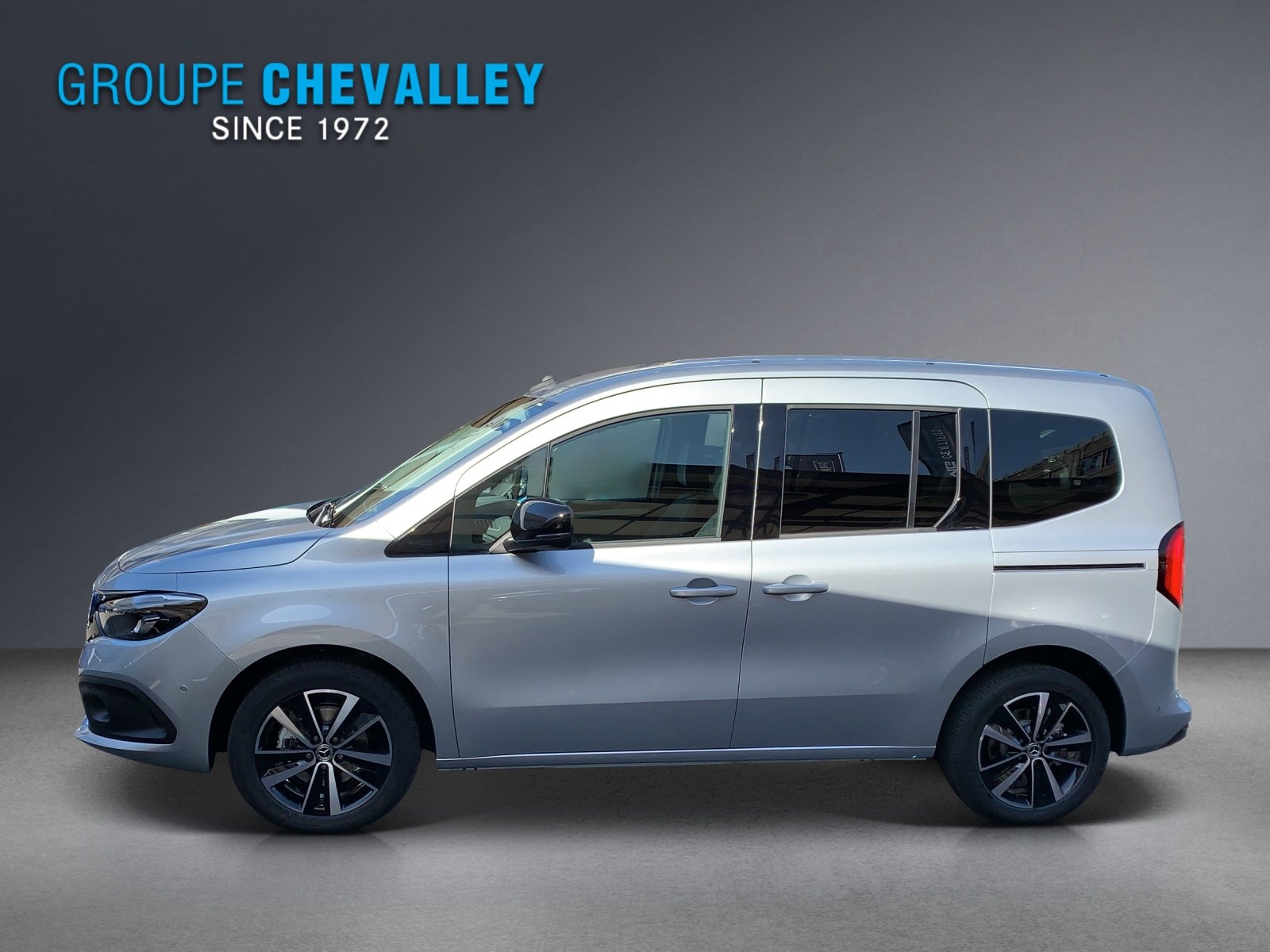 MERCEDES-BENZ EQT Standard-showroom-element-2
