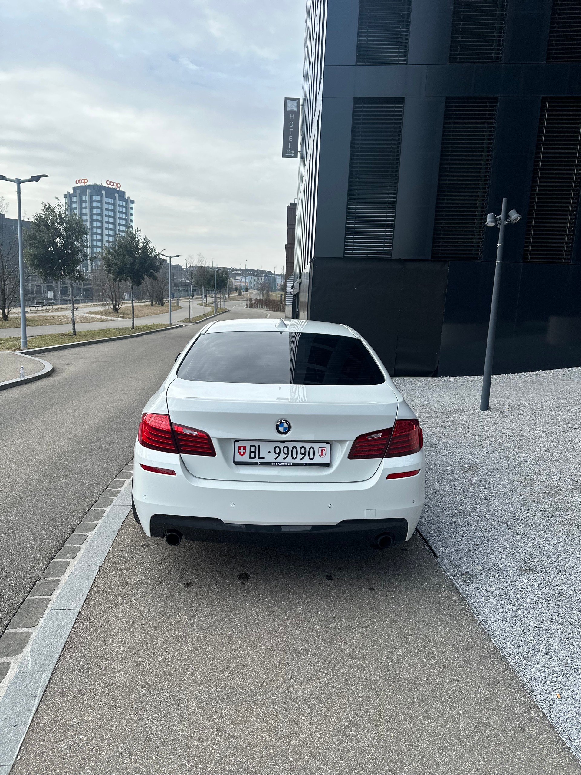 BMW ActiveHybrid 5 Steptronic-image-4