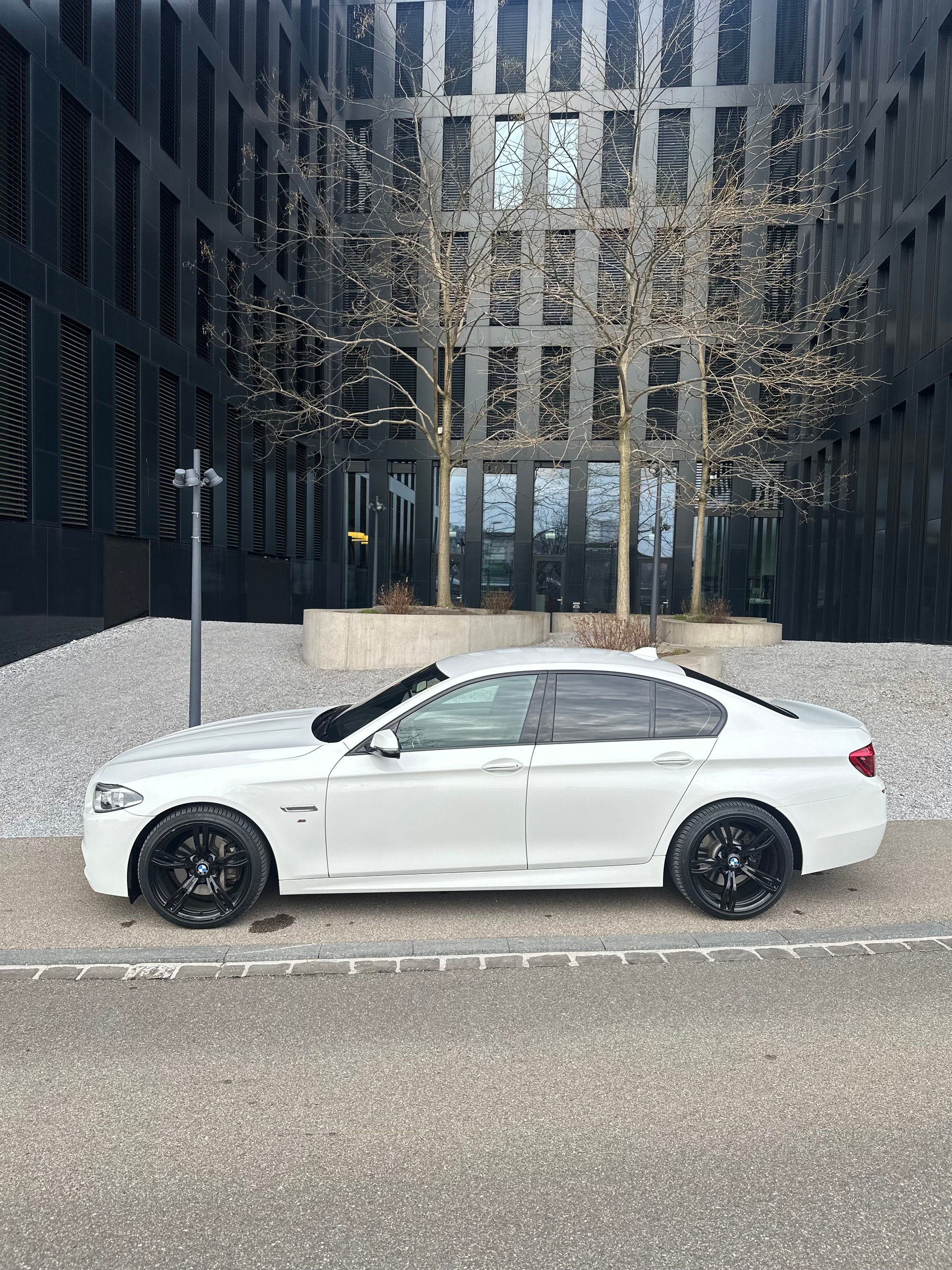 BMW ActiveHybrid 5 Steptronic-image-2
