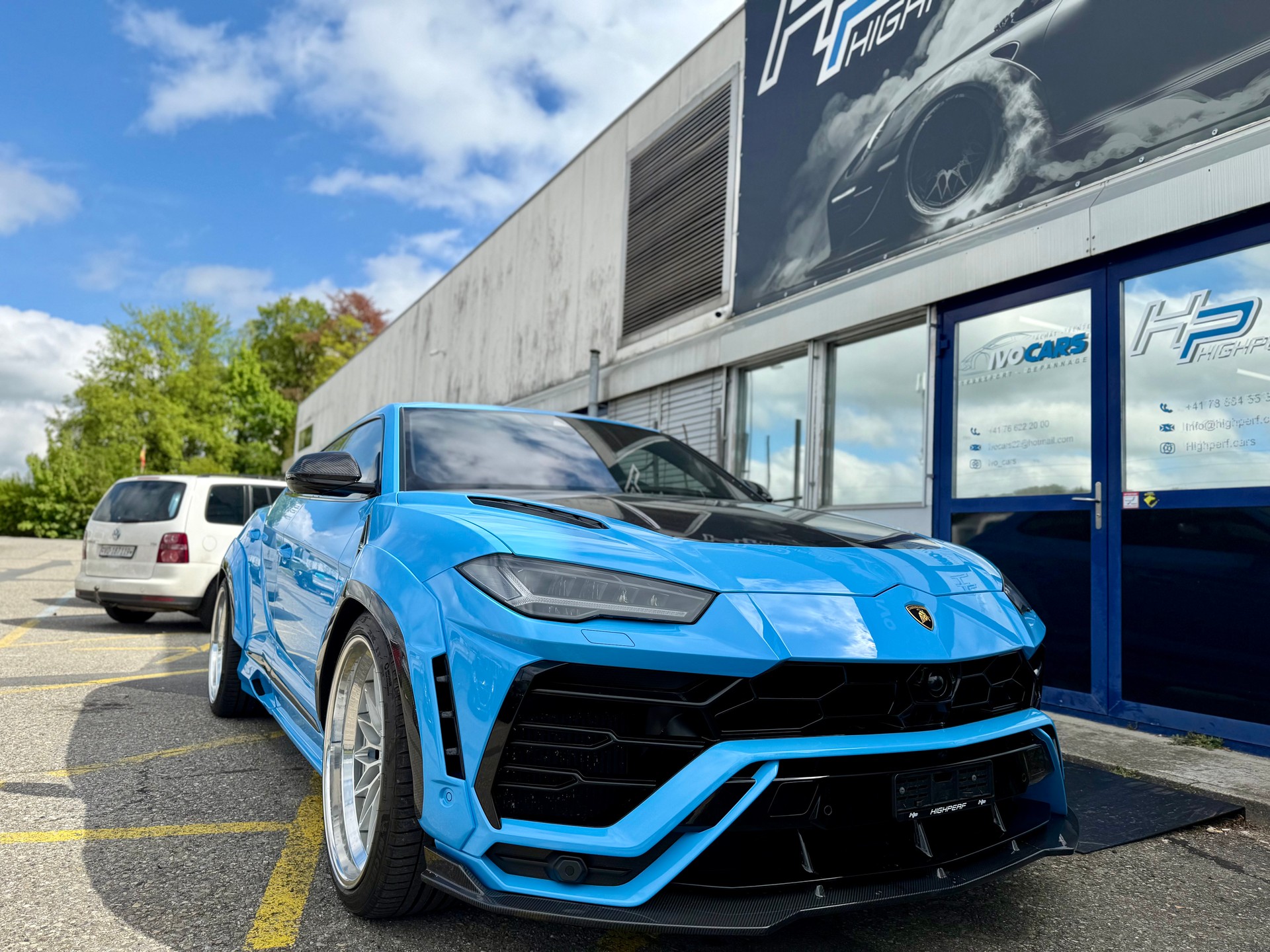 LAMBORGHINI Urus E-Gear-showroom-element-3