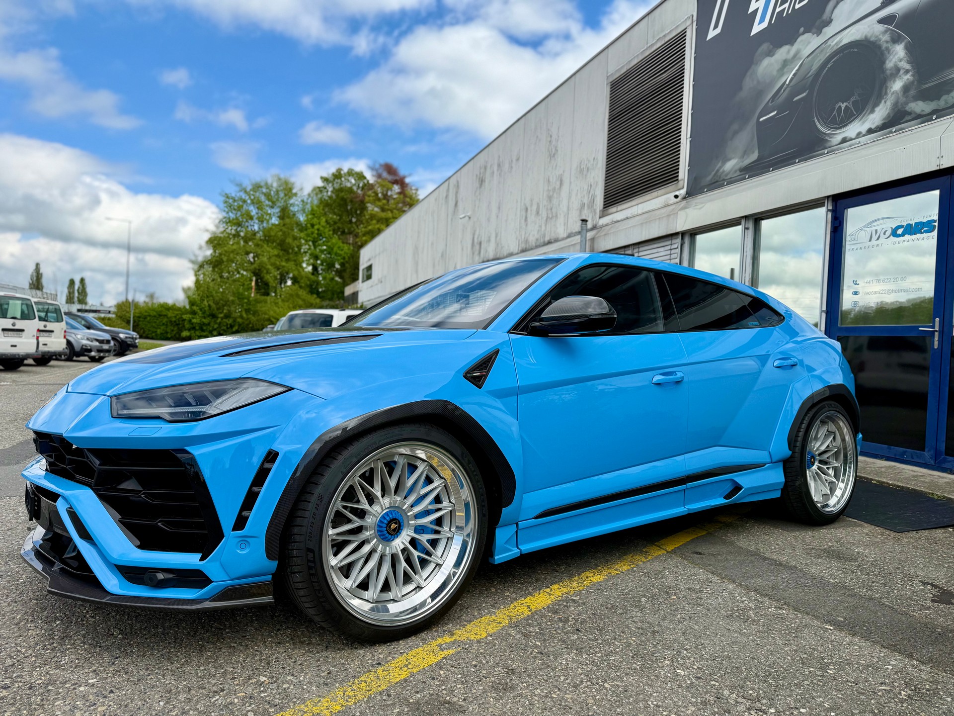 LAMBORGHINI Urus E-Gear-showroom-element-1