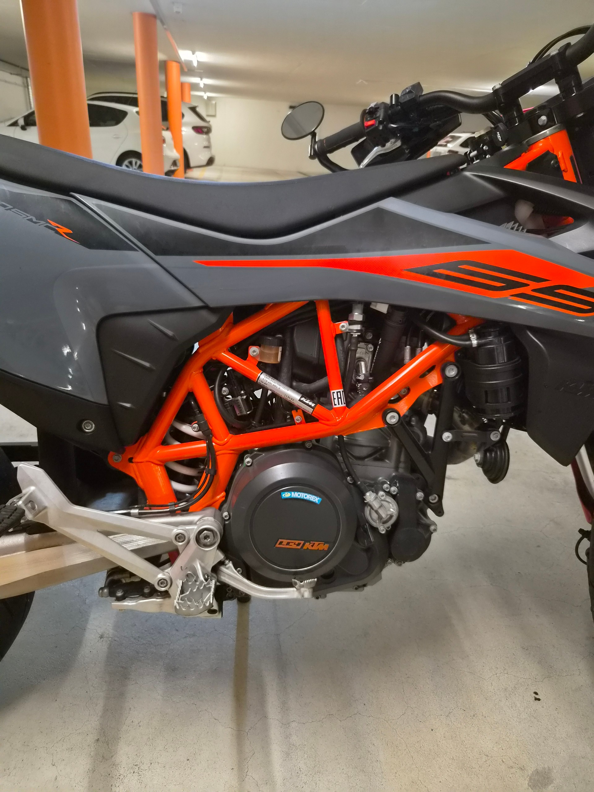 KTM 690 SMC R ABS (35 kW)-image-3