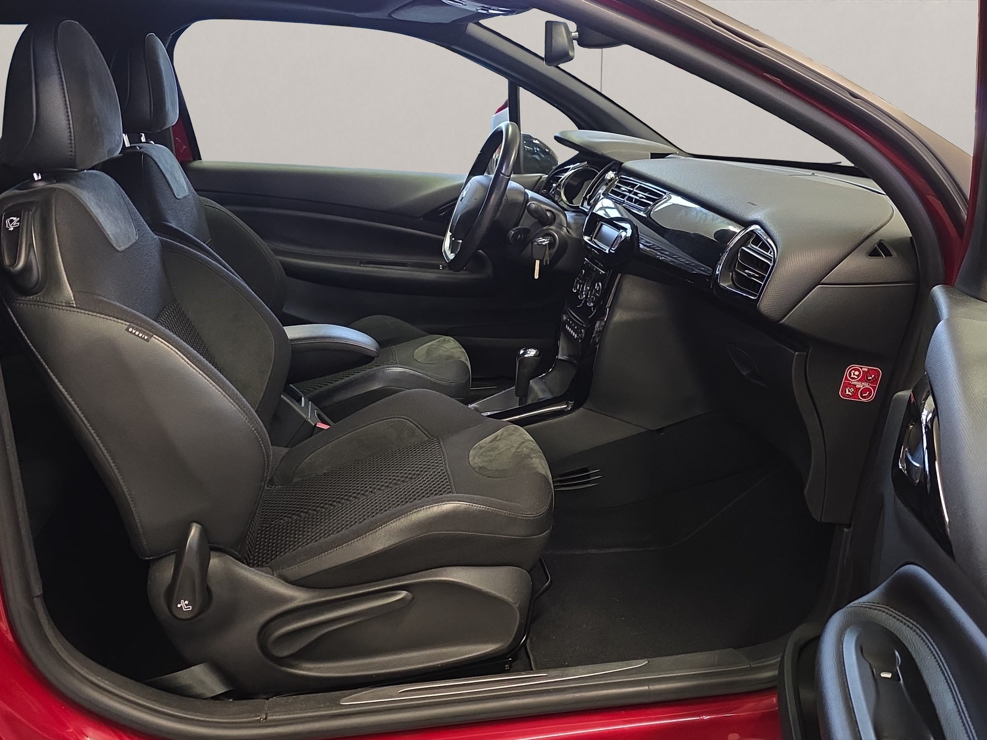 DS AUTOMOBILES DS3 Cabrio 1.6 VTi SO Chic Automatic-image-4