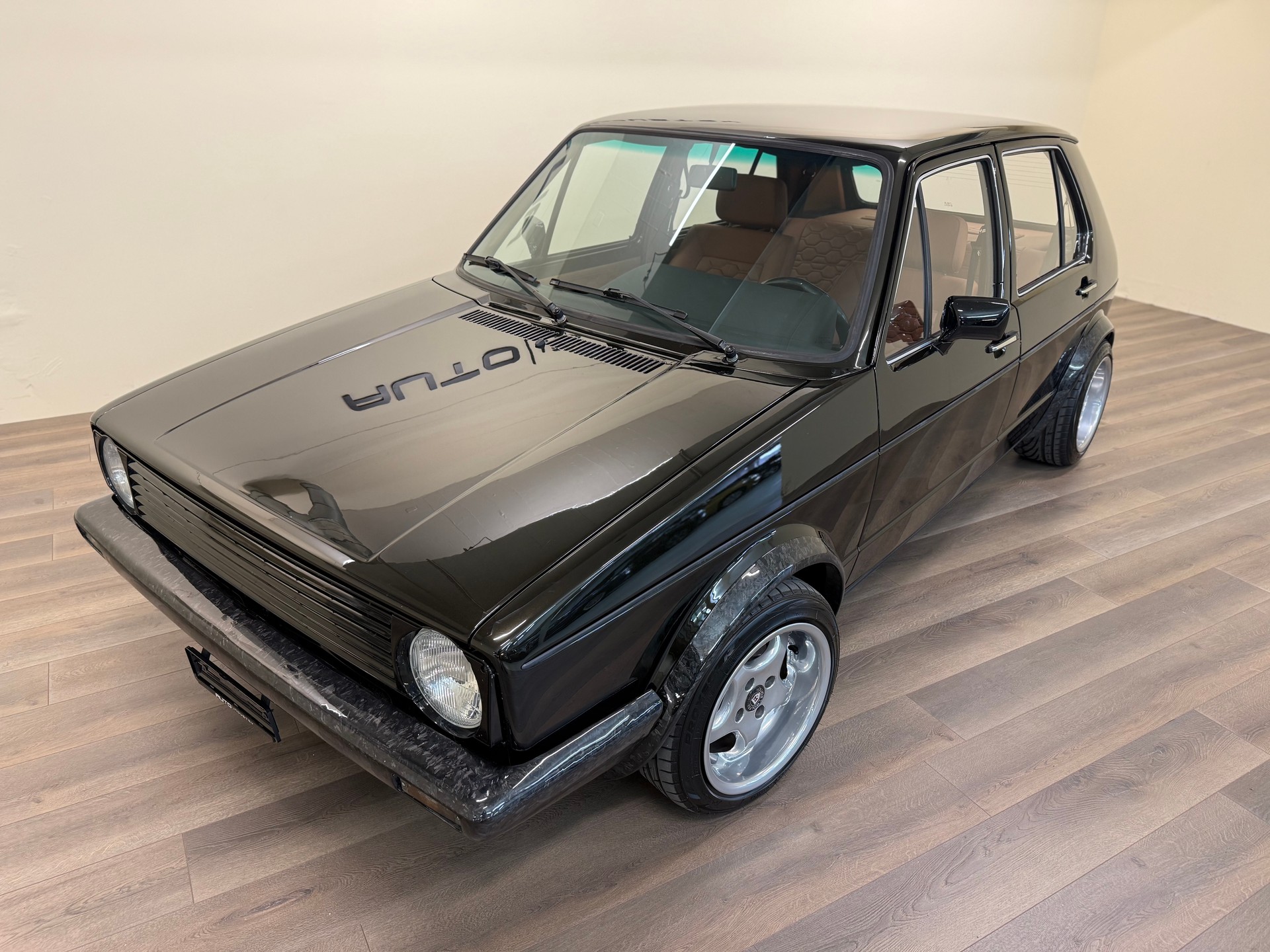 VW Golf 1500 GL (GLS)-showroom-element-1