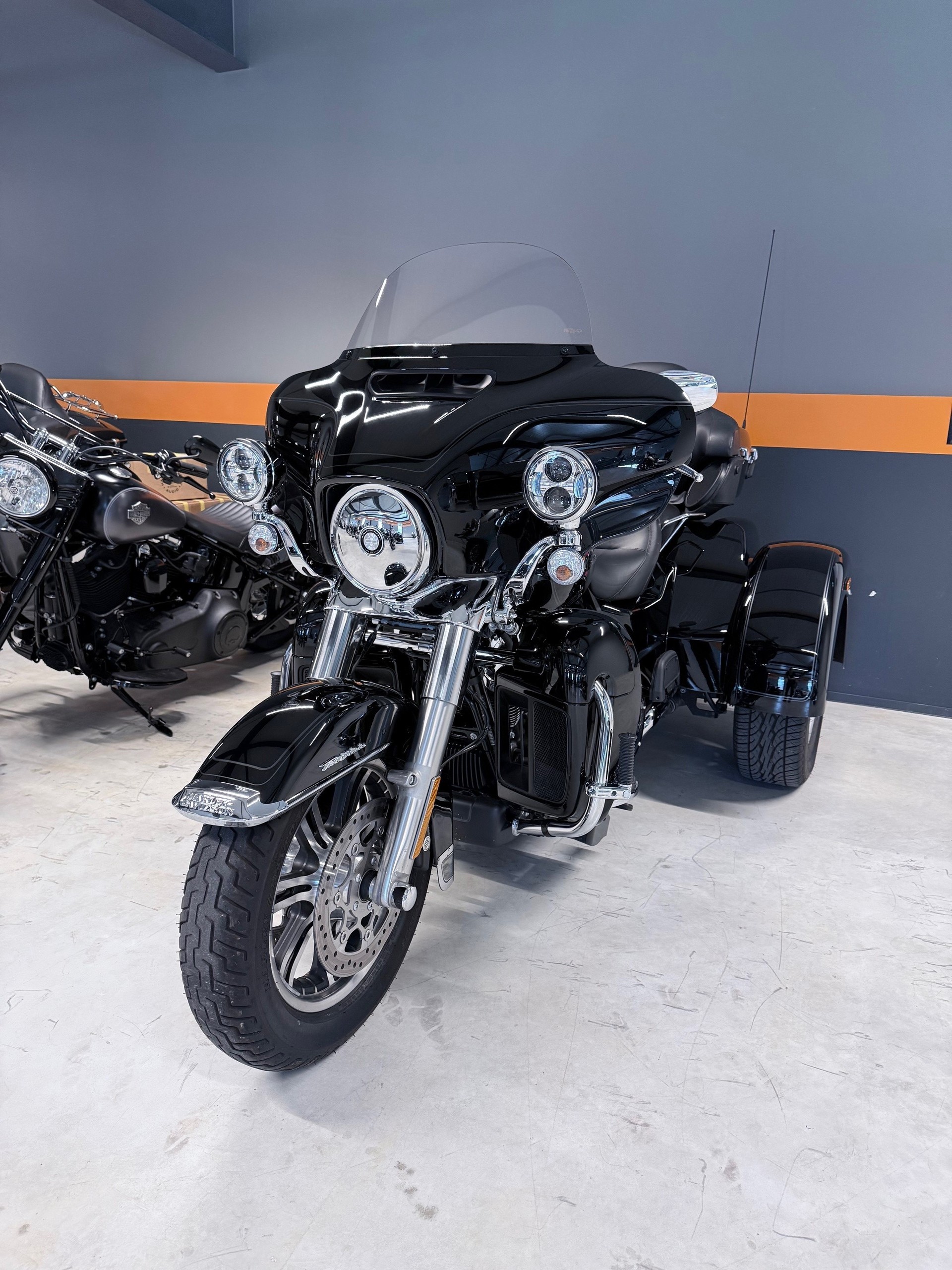 HARLEY-DAVIDSON FLHTCUTG Tri Glide Ultra 114-image-3