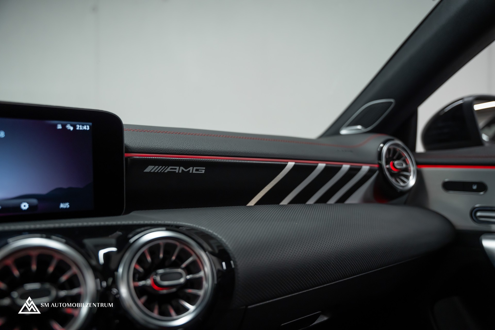 MERCEDES-BENZ CLA 35 AMG 4matic / Head-Up / 360° / Panorama-image-28