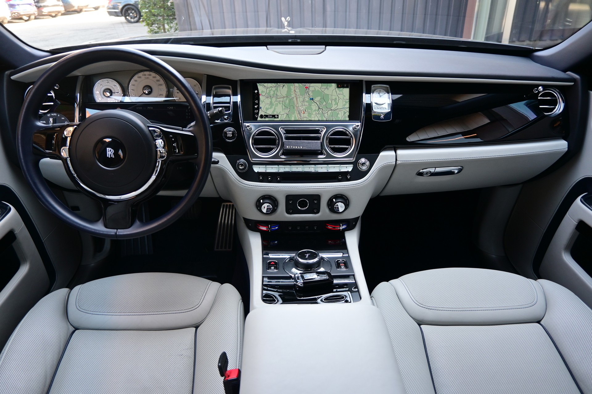 ROLLS-ROYCE Ghost 6.6 V12 *Facelift* HUD*Sternenhimmel*Nightvision*-image-16