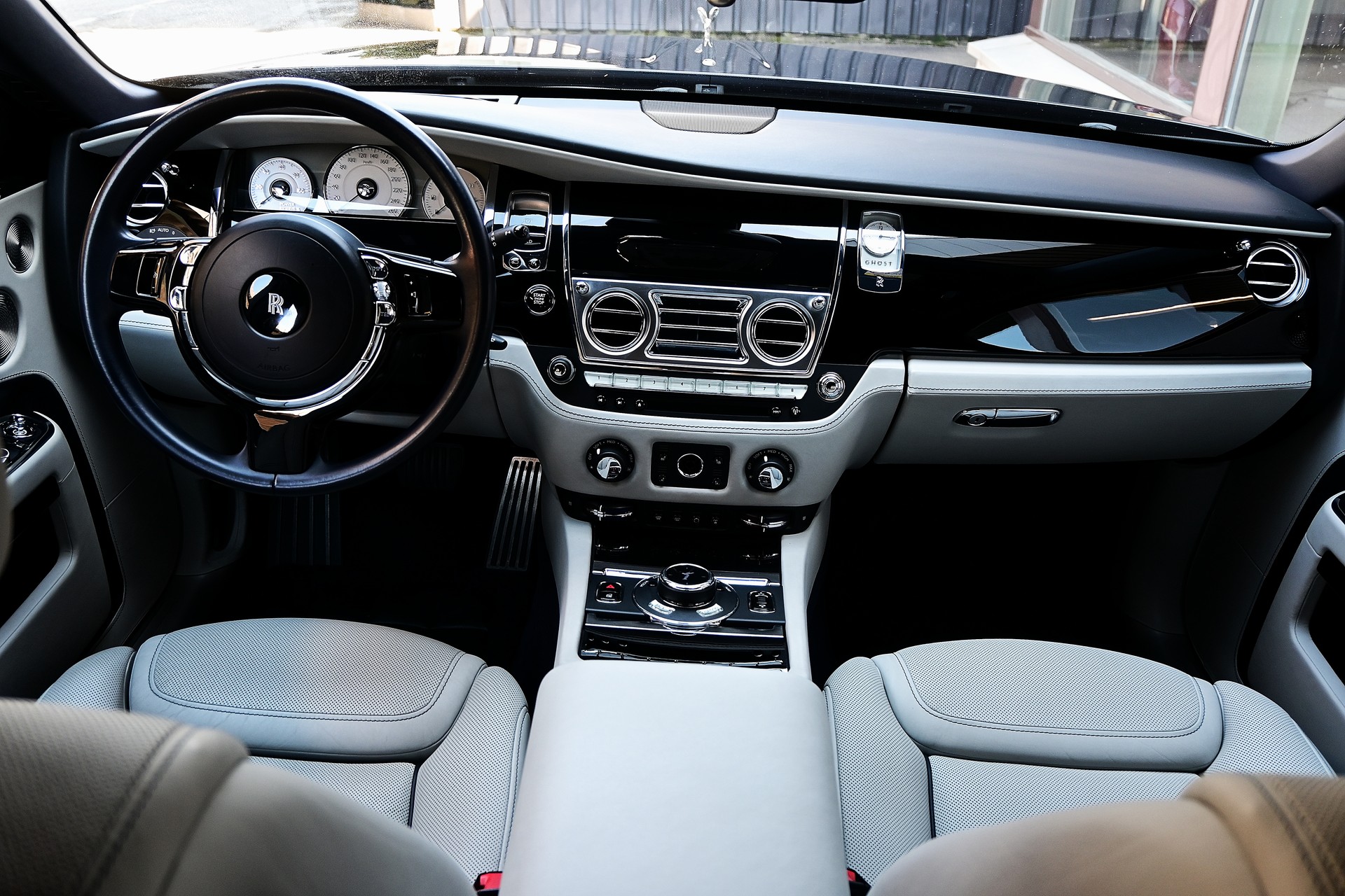 ROLLS-ROYCE Ghost 6.6 V12 *Facelift*-image-13