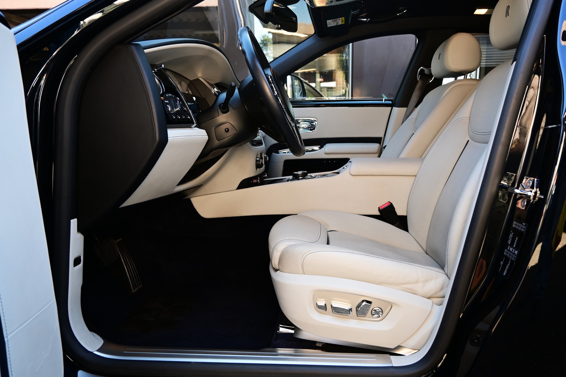 ROLLS-ROYCE Ghost 6.6 V12 *Facelift* HUD*Sternenhimmel*Nightvision*-image-9