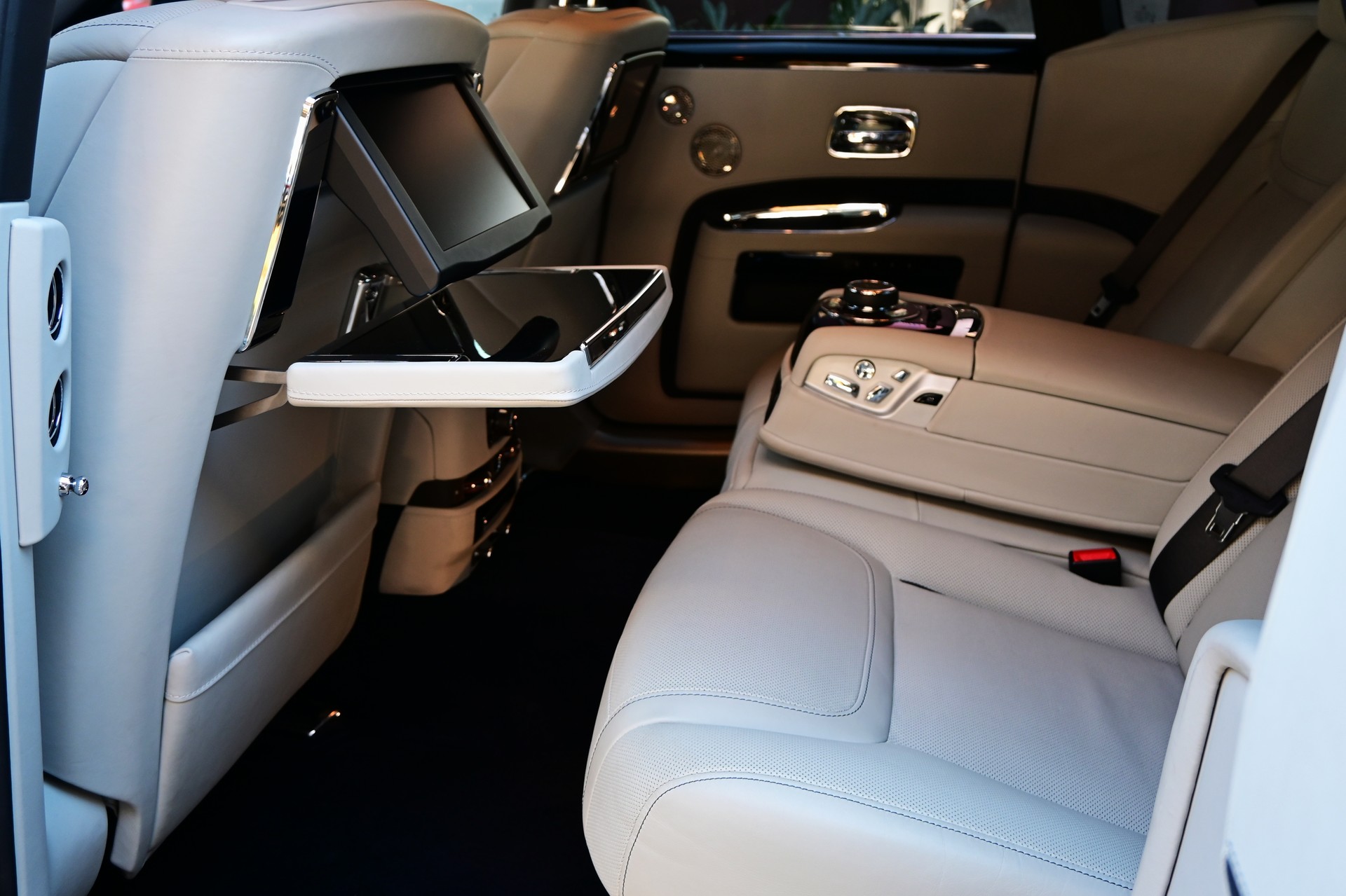 ROLLS-ROYCE Ghost 6.6 V12 *Facelift* HUD*Sternenhimmel*Nightvision*-image-24
