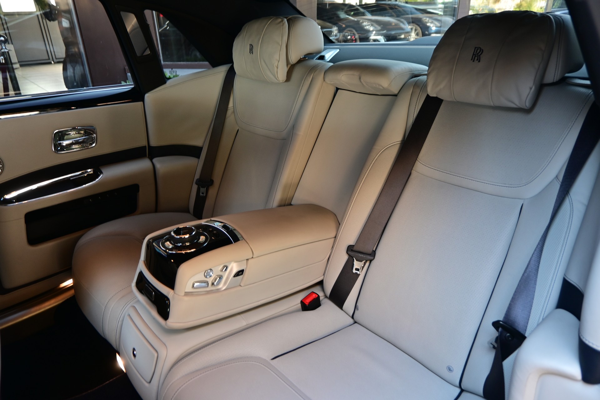 ROLLS-ROYCE Ghost 6.6 V12 *Facelift* HUD*Sternenhimmel*Nightvision*-image-29