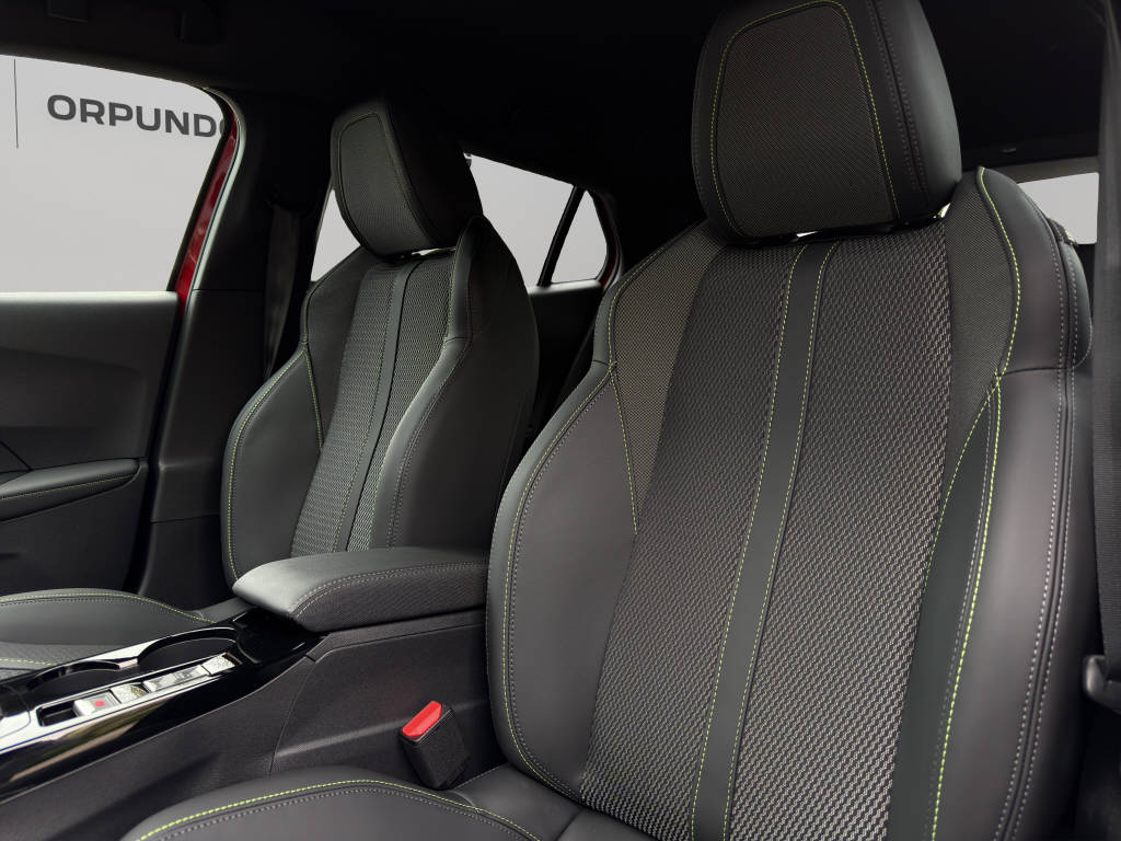 PEUGEOT 2008 1.2 Hybrid 145 GT-image-8