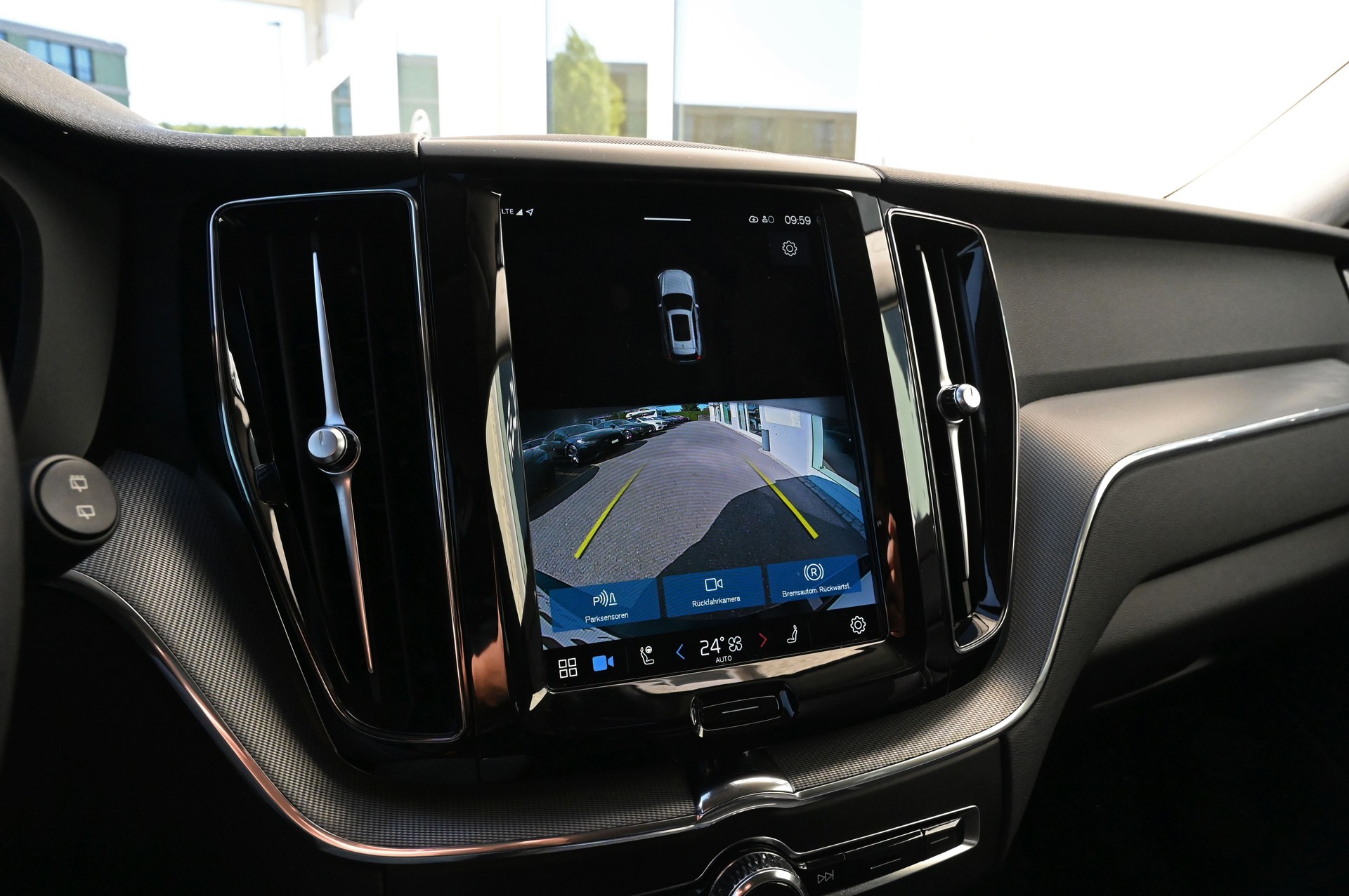 VOLVO XC60 B4 Diesel Mild Hybrid AWD Plus Dark Geartronic-image-13