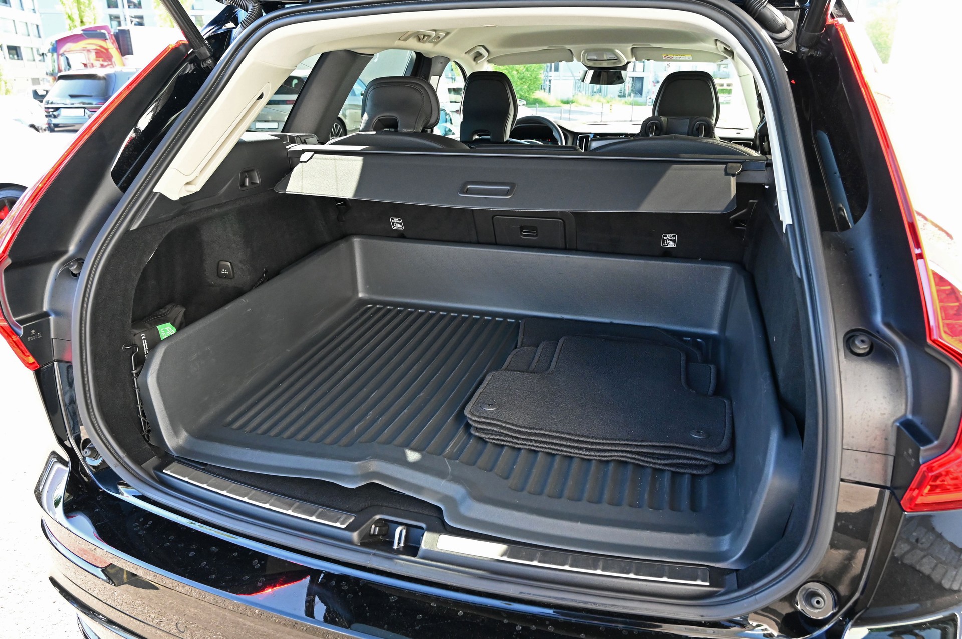 VOLVO XC60 B4 Diesel Mild Hybrid AWD Plus Dark Geartronic-image-18