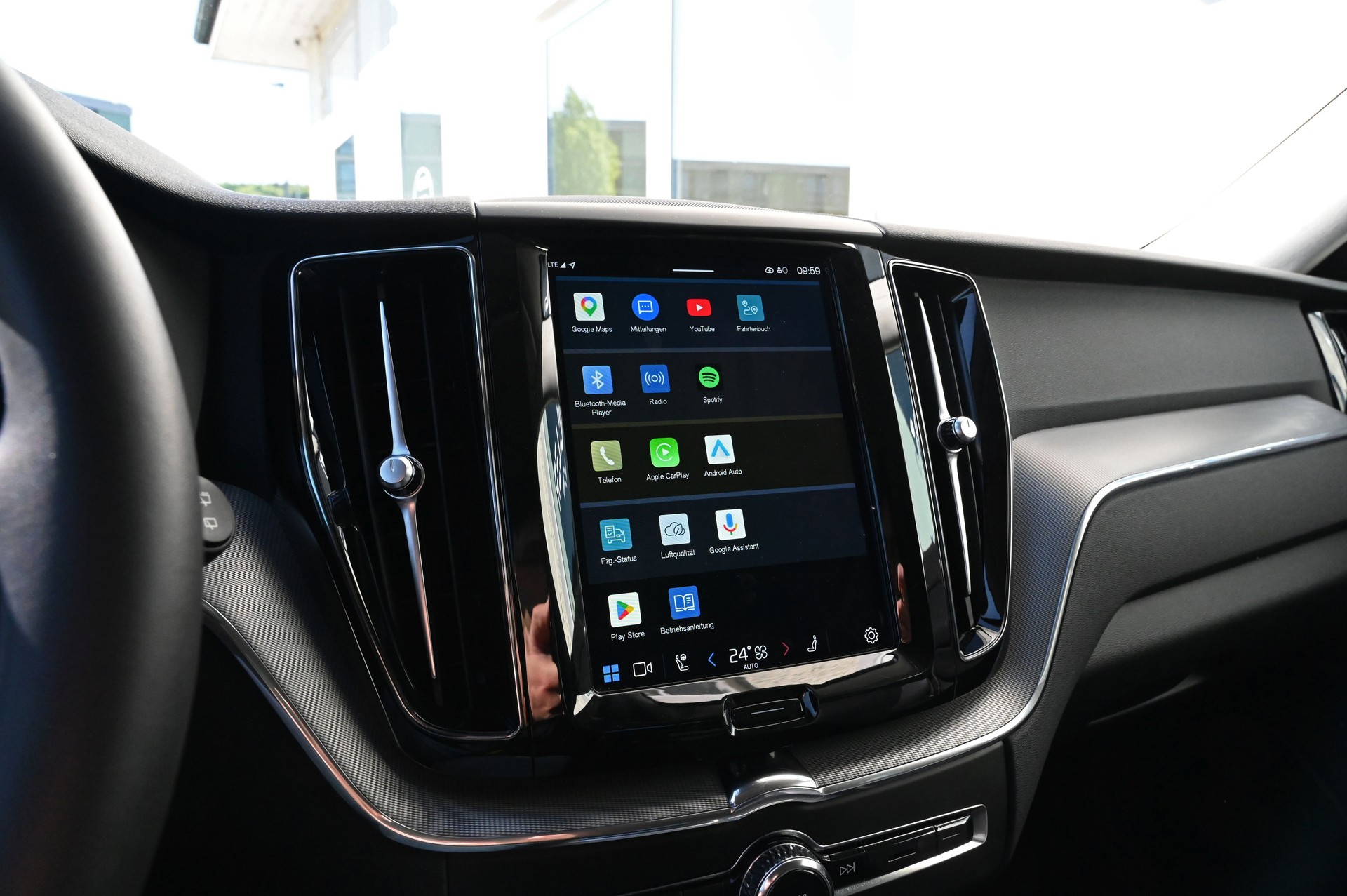 VOLVO XC60 B4 Diesel Mild Hybrid AWD Plus Dark Geartronic-image-12