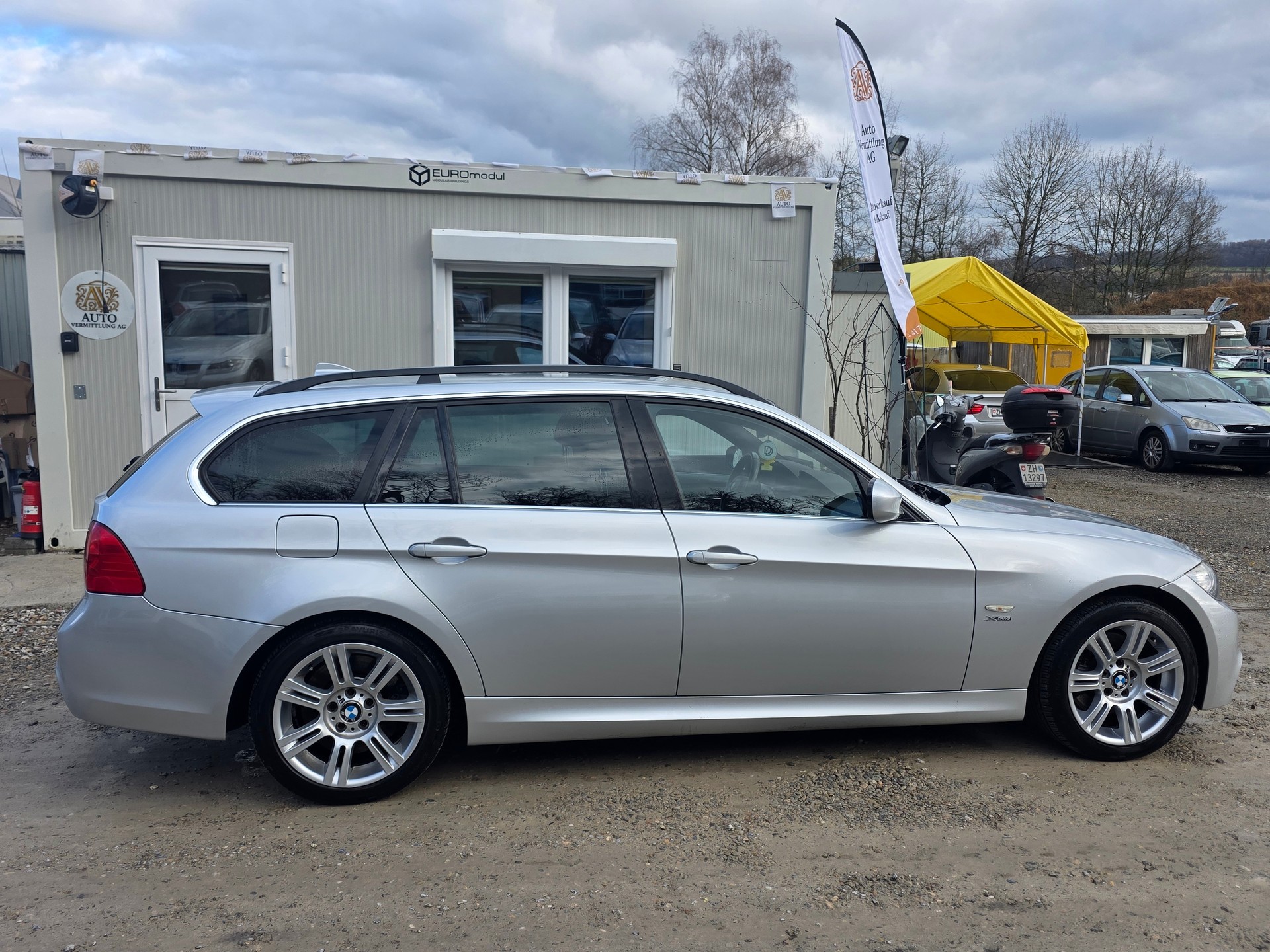 BMW 330i xDrive Touring Steptronic / M-Paket / Frisch ab MFK / Frisch ab Service / Garantie / Lieferung Inklusive-image-6