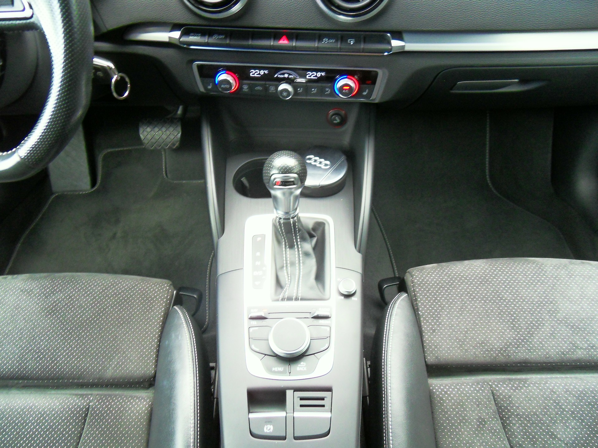AUDI A3 Limousine 1.4 TFSI Ambiente S-tronic-image-18