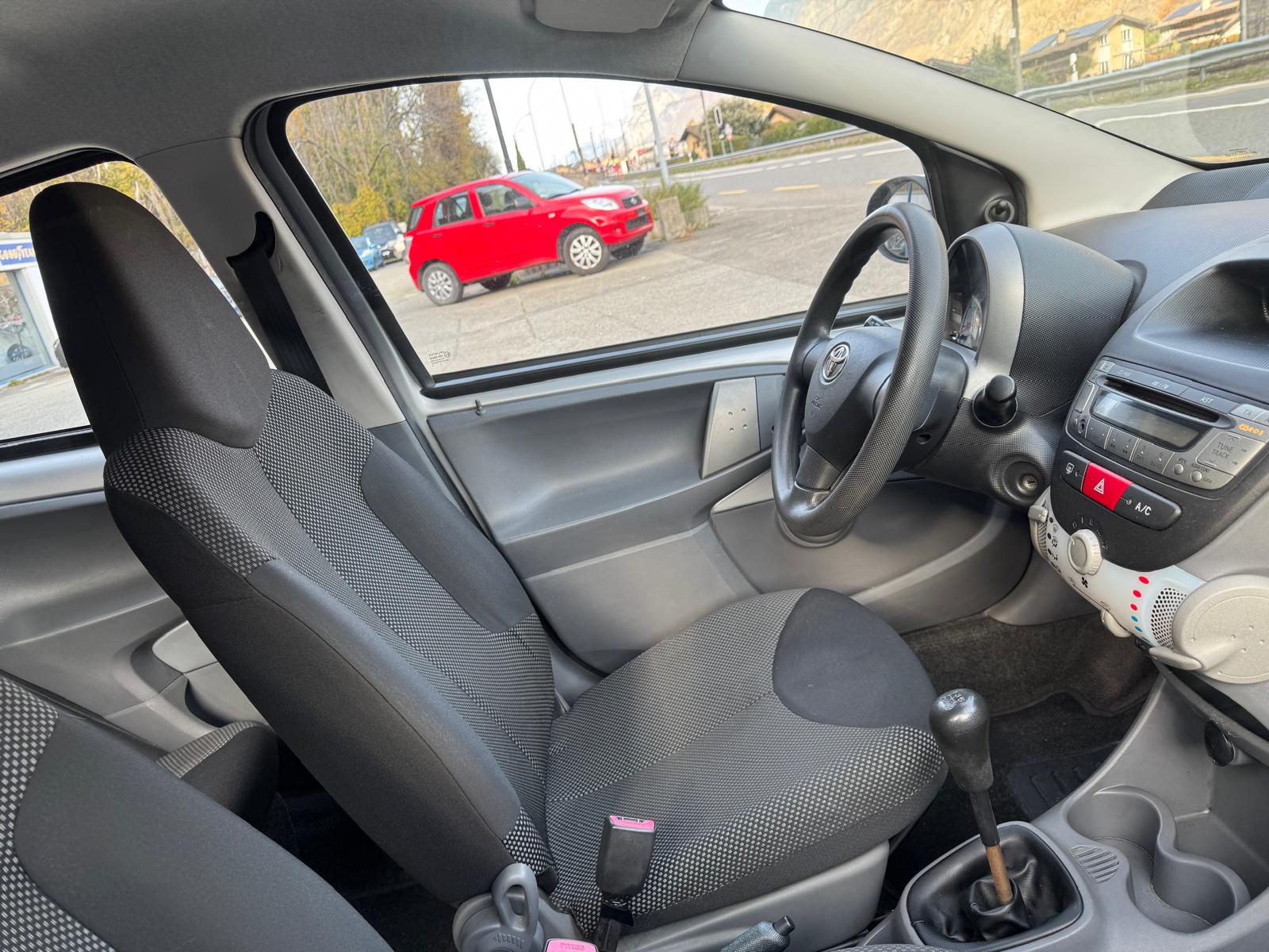 TOYOTA Aygo 1.0 Linea Sol-image-4