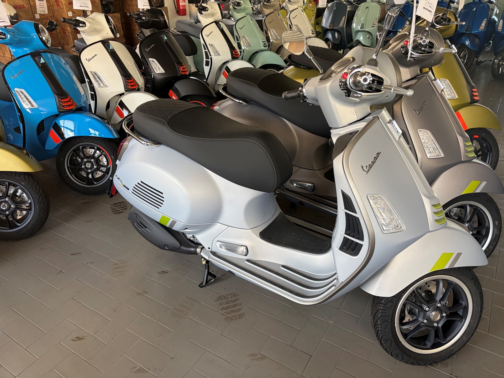 PIAGGIO Vespa GTS 300 Super Tech ABS-showroom-element-2