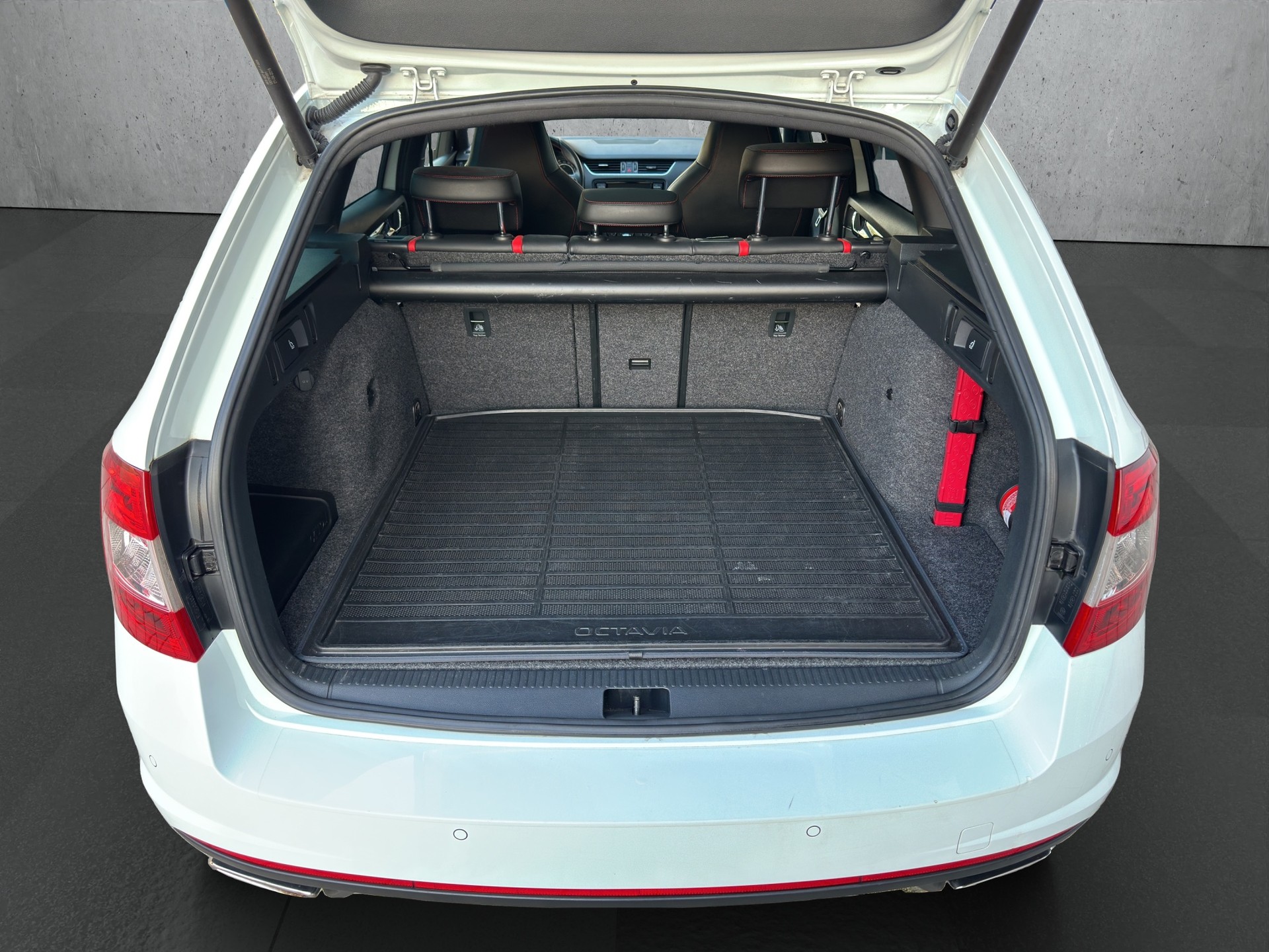 SKODA Octavia Combi 2.0 TDI 184 RS 4x4 DSG-image-14