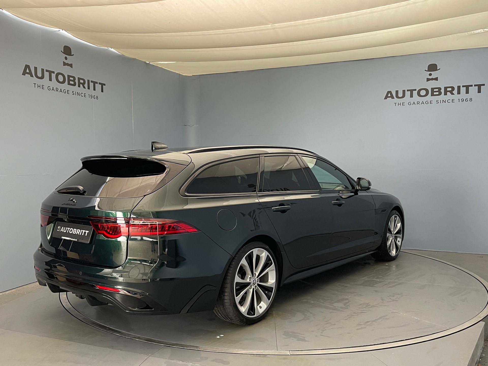 JAGUAR XF Sportbrake 2.0 I4 300 Sport AWD-showroom-element-3