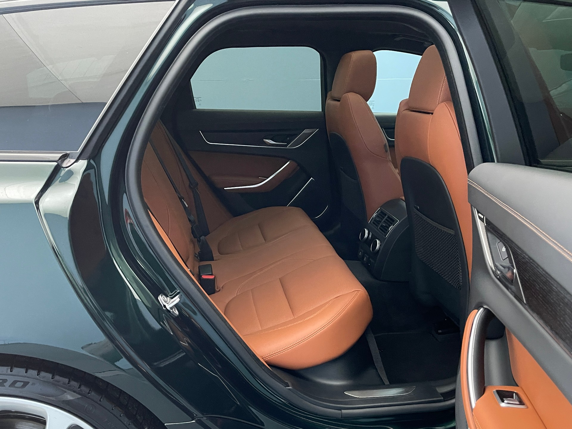 JAGUAR XF Sportbrake 2.0 I4 300 Sport AWD-image-8