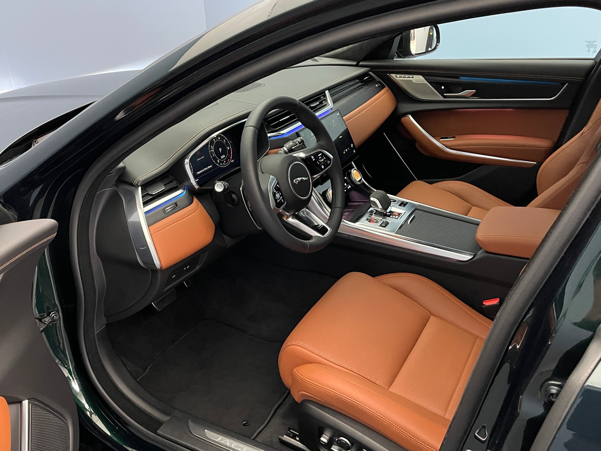 JAGUAR XF Sportbrake 2.0 I4 300 Sport AWD-image-5