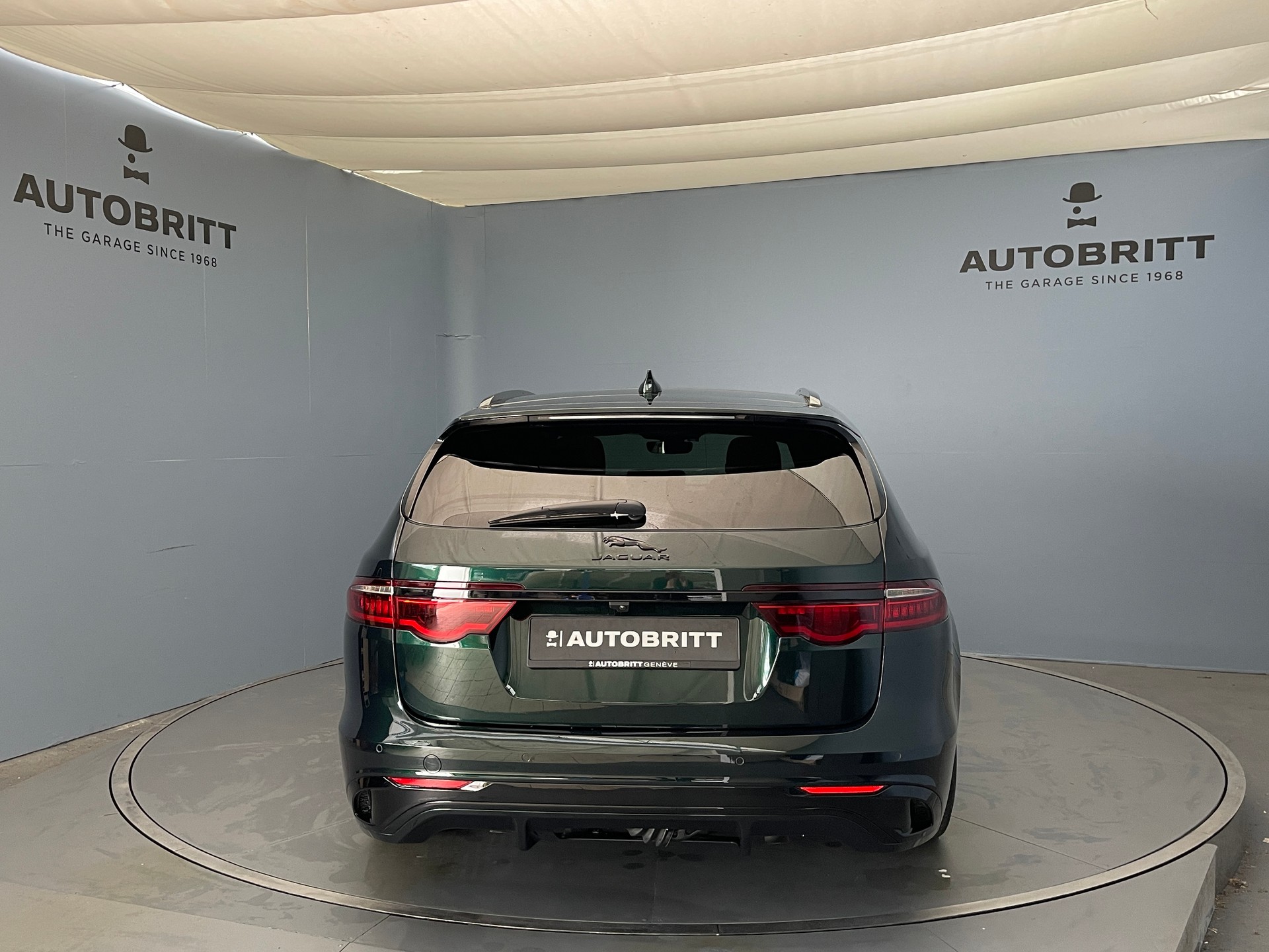 JAGUAR XF Sportbrake 2.0 I4 300 Sport AWD-image-4