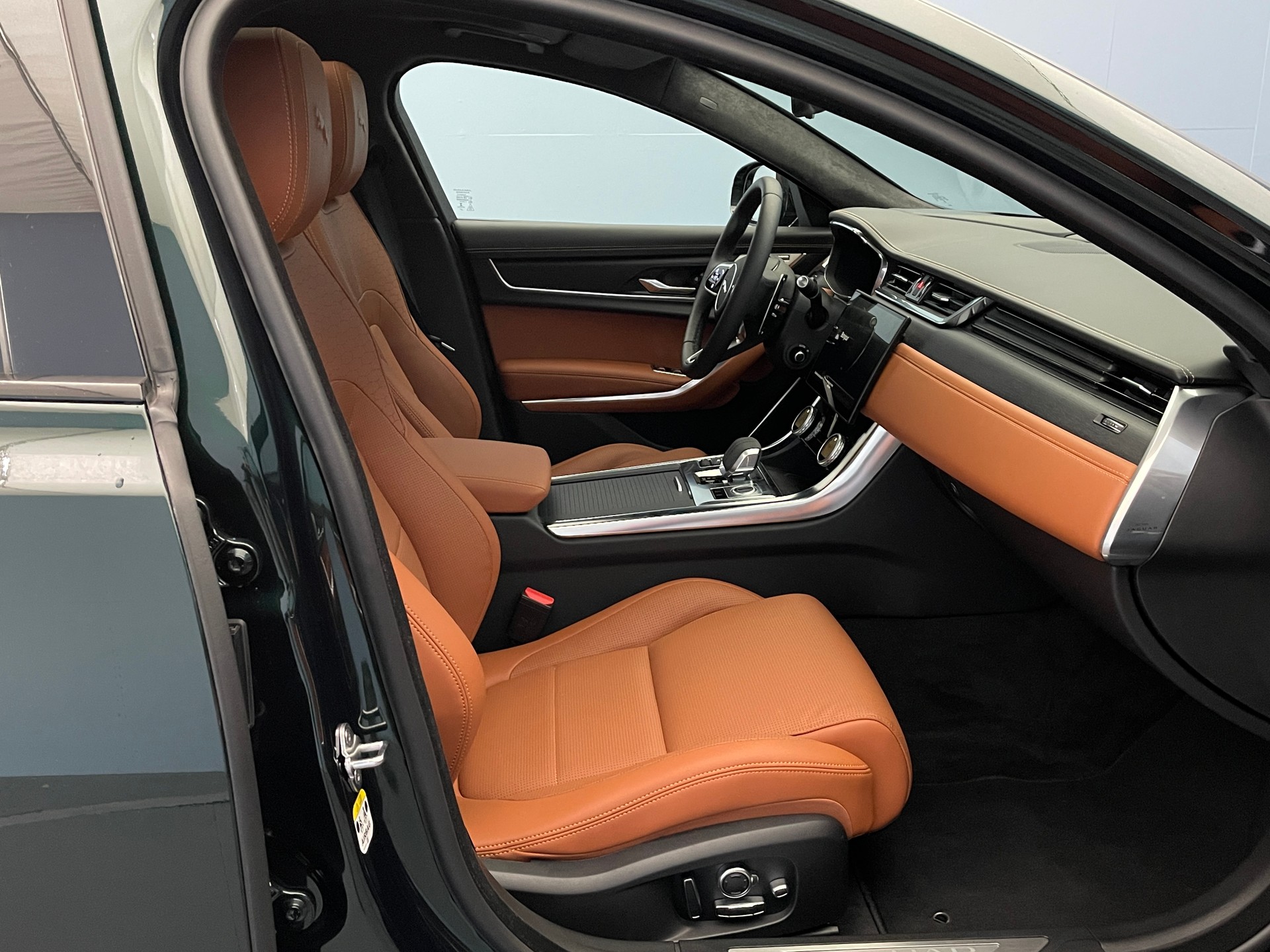 JAGUAR XF Sportbrake 2.0 I4 300 Sport AWD-image-7