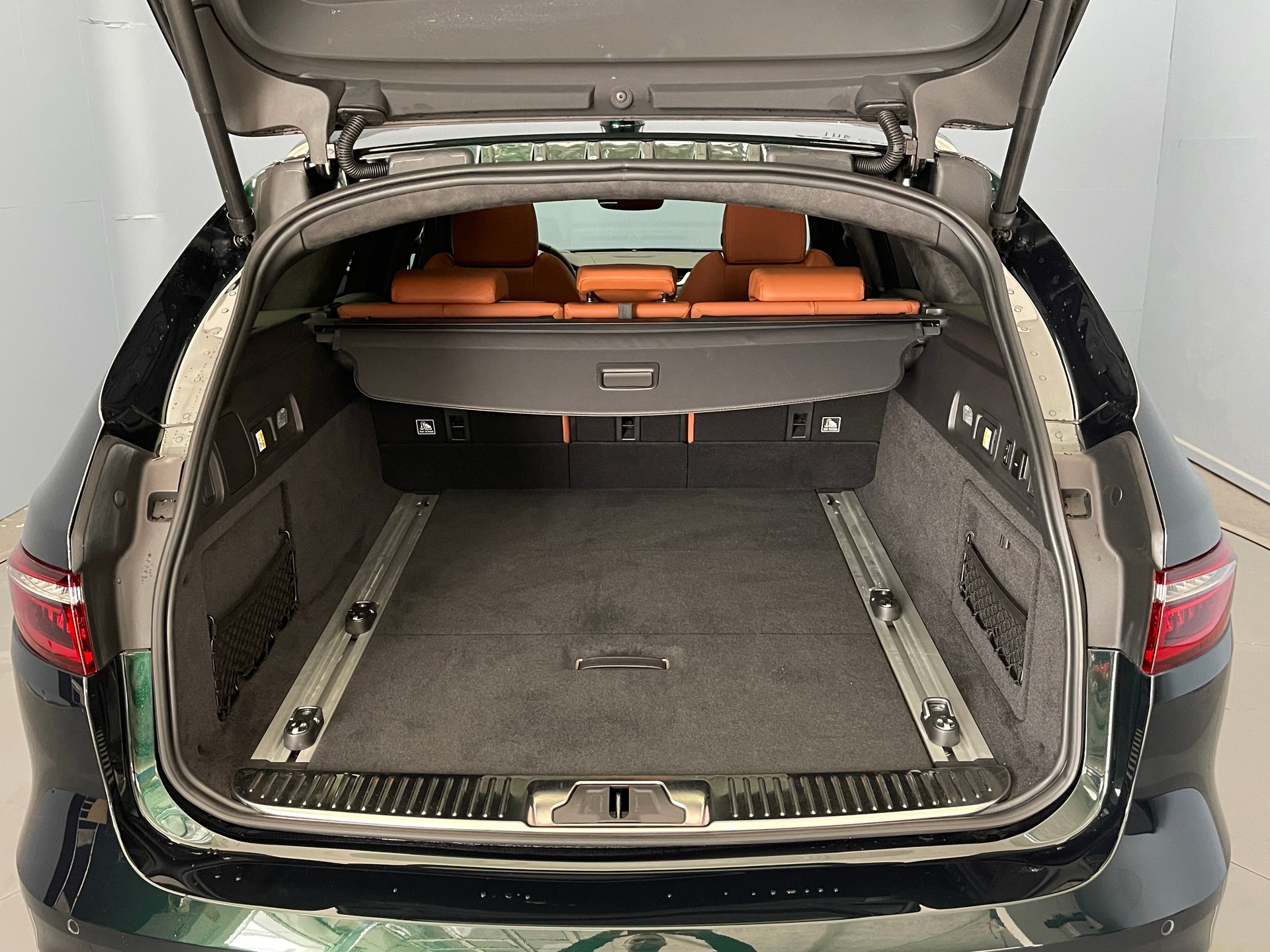 JAGUAR XF Sportbrake 2.0 I4 300 Sport AWD-image-10