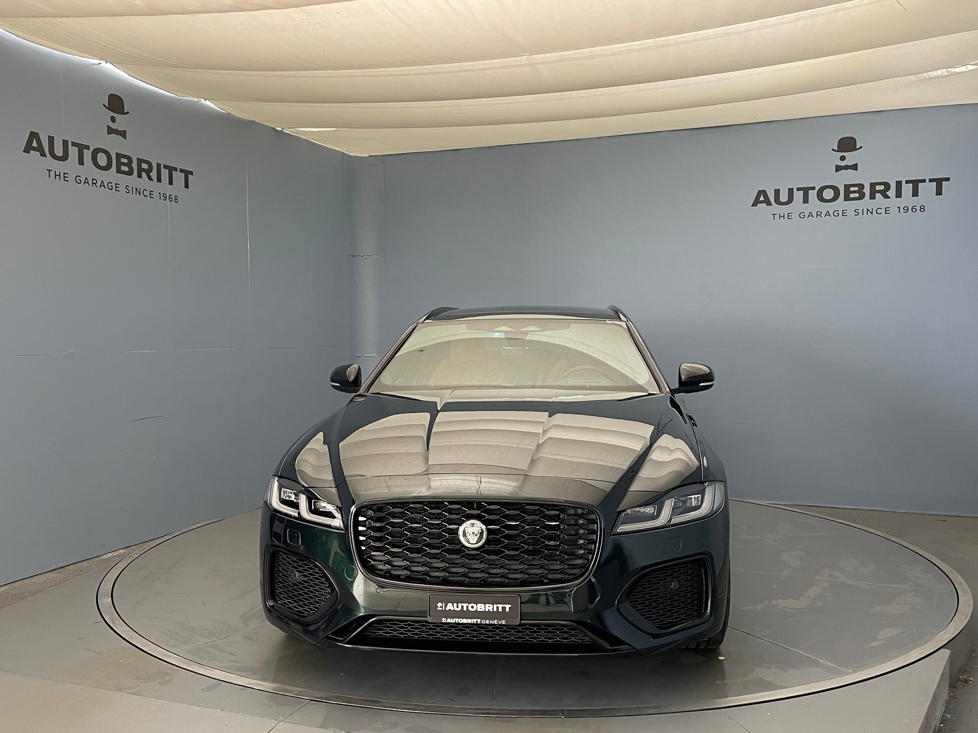 JAGUAR XF Sportbrake 2.0 I4 300 Sport AWD-showroom-element-1