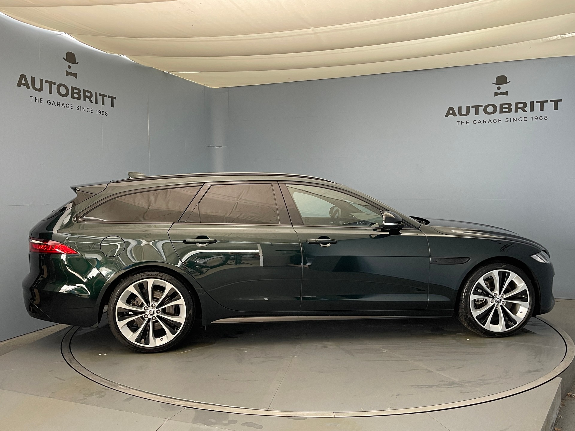 JAGUAR XF Sportbrake 2.0 I4 300 Sport AWD-showroom-element-2