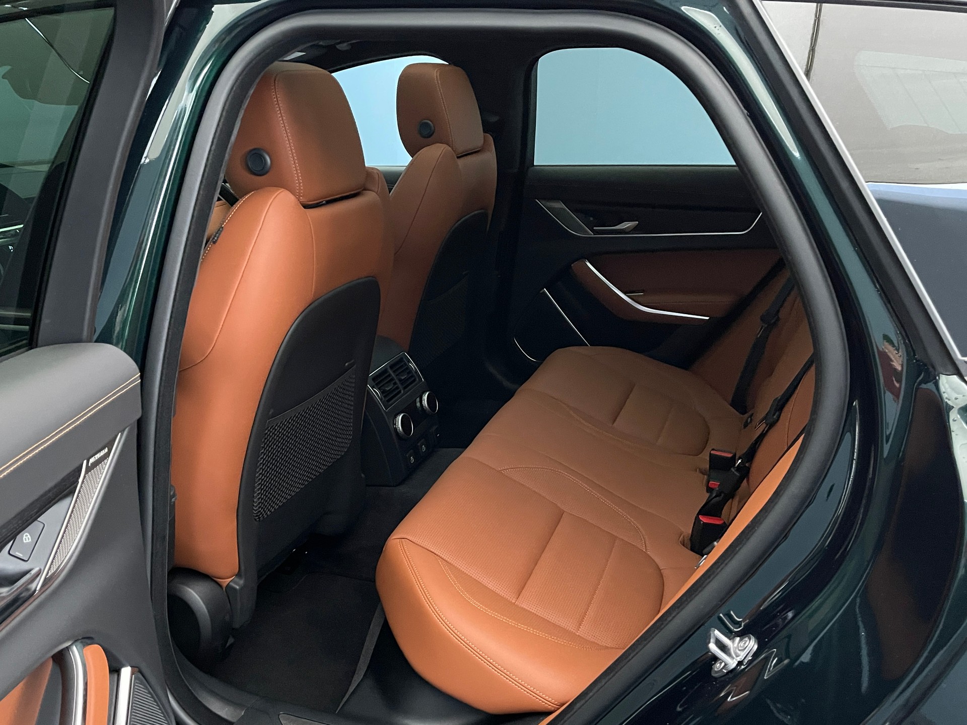 JAGUAR XF Sportbrake 2.0 I4 300 Sport AWD-image-9