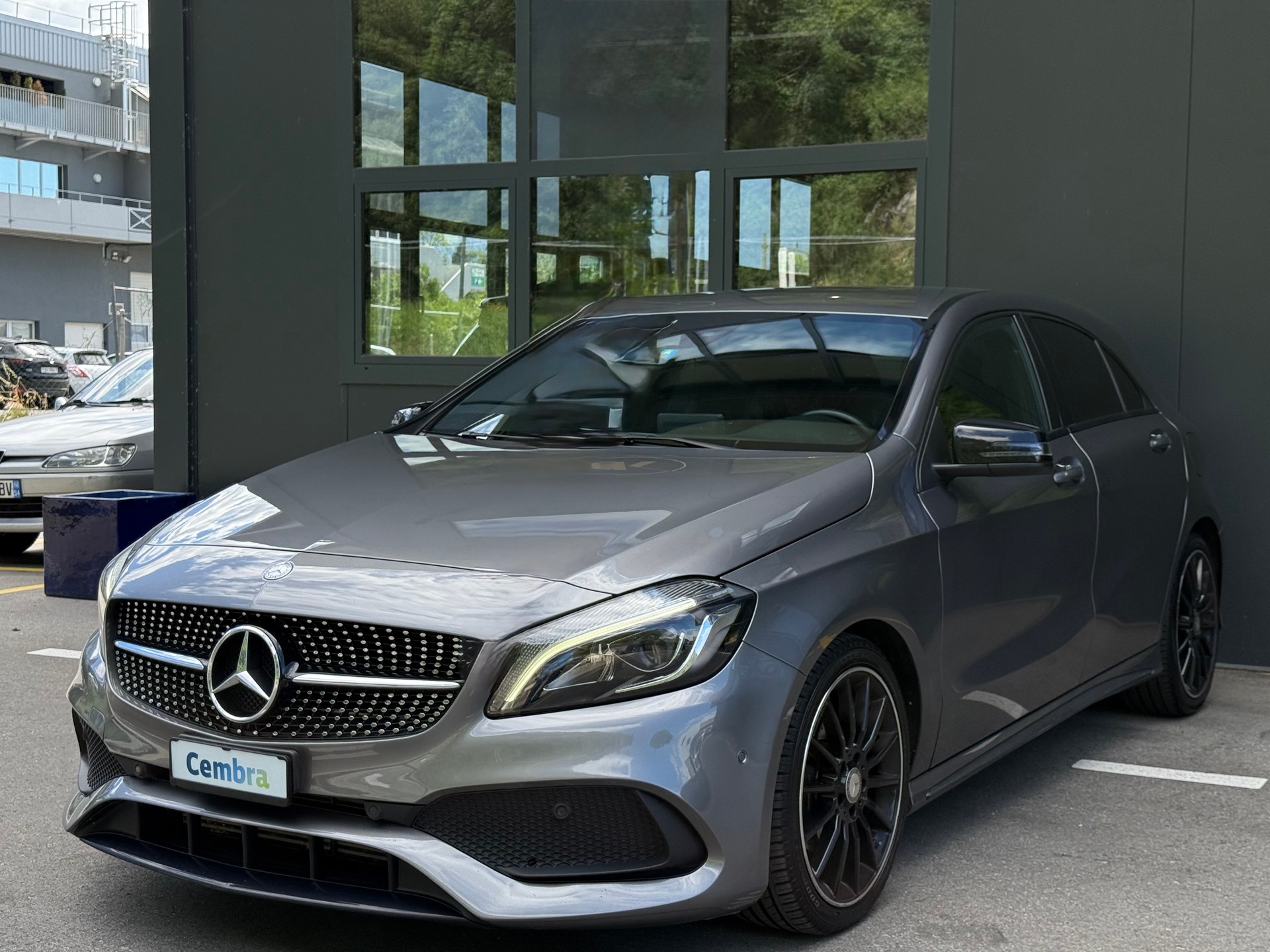 MERCEDES-BENZ A 200 AMG Line 7G-DCT-showroom-element-1