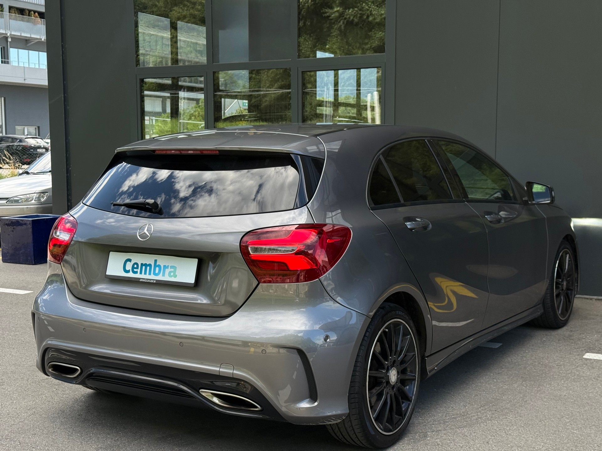 MERCEDES-BENZ A 200 AMG Line 7G-DCT-image-4