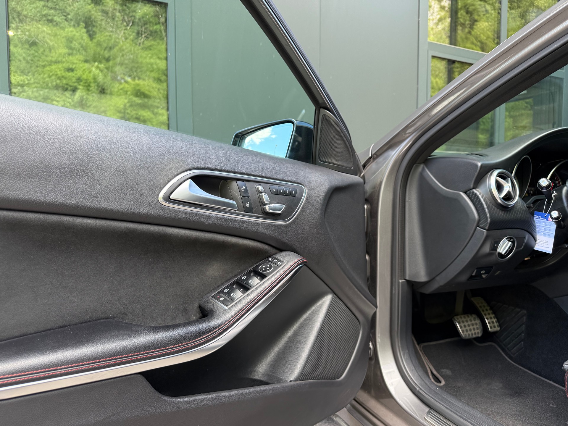 MERCEDES-BENZ A 200 AMG Line 7G-DCT-image-10