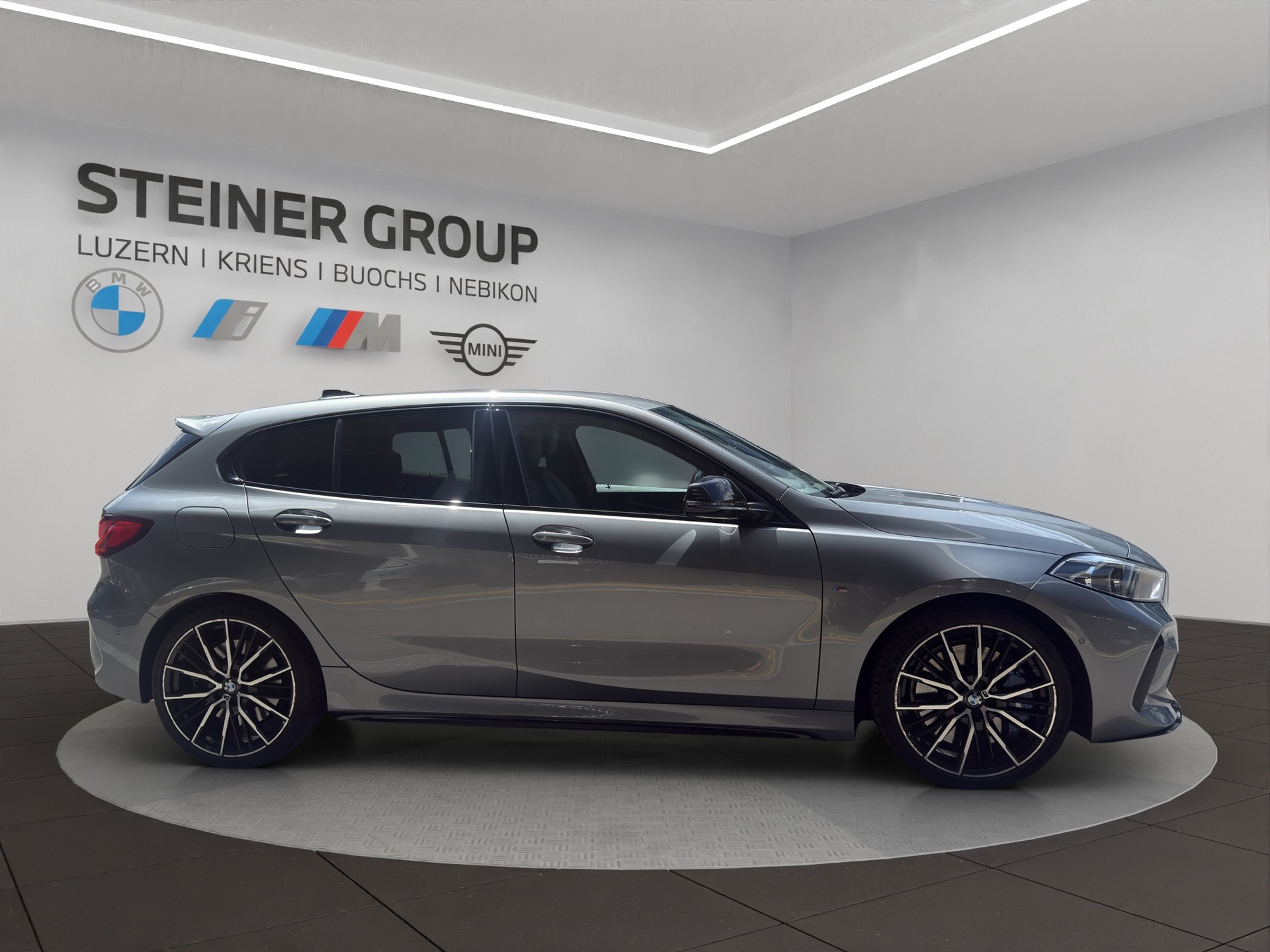 BMW M135i xDrive Steptronic-showroom-element-3