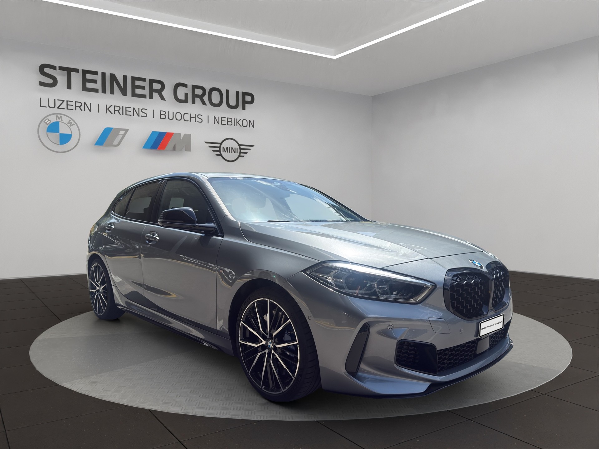 BMW M135i xDrive Steptronic-showroom-element-2