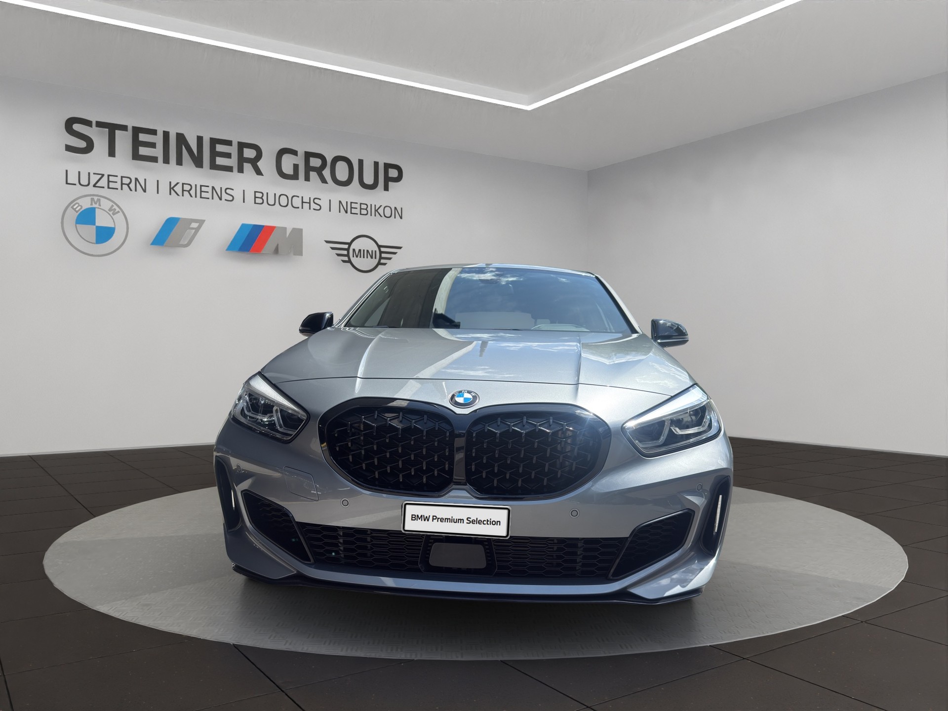 BMW M135i xDrive Steptronic-showroom-element-1