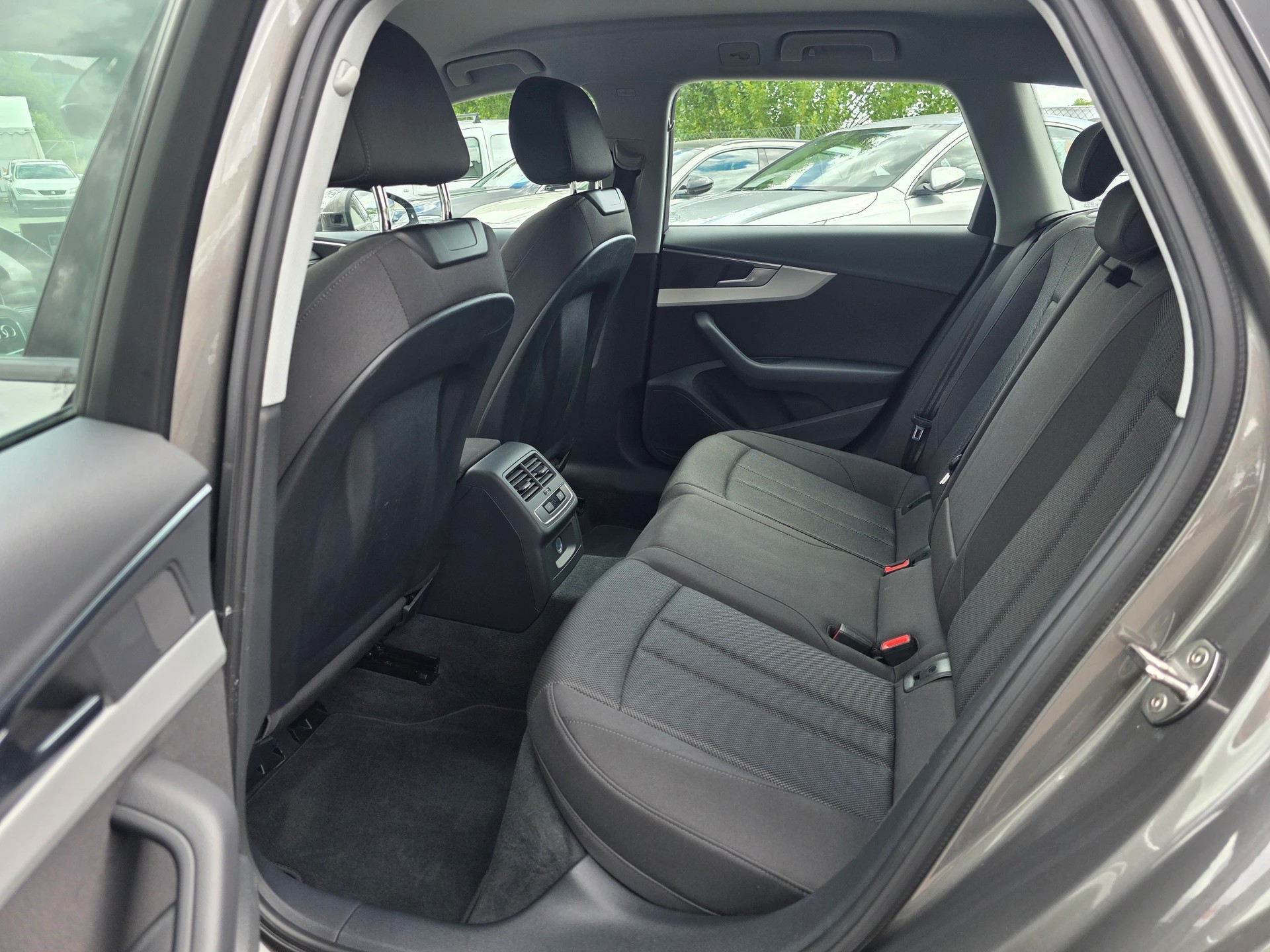 AUDI A4 Avant 40 TDI Attraction Quattro S-tronic * CH-Fahrzeug * Frisch ab MFK *-image-22