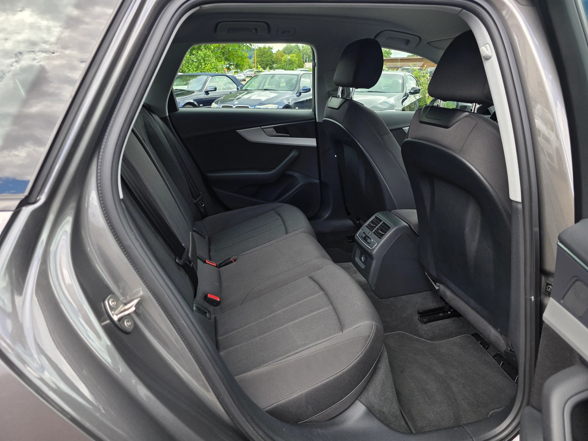 AUDI A4 Avant 40 TDI Attraction Quattro S-tronic * CH-Fahrzeug * Frisch ab MFK *-image-21