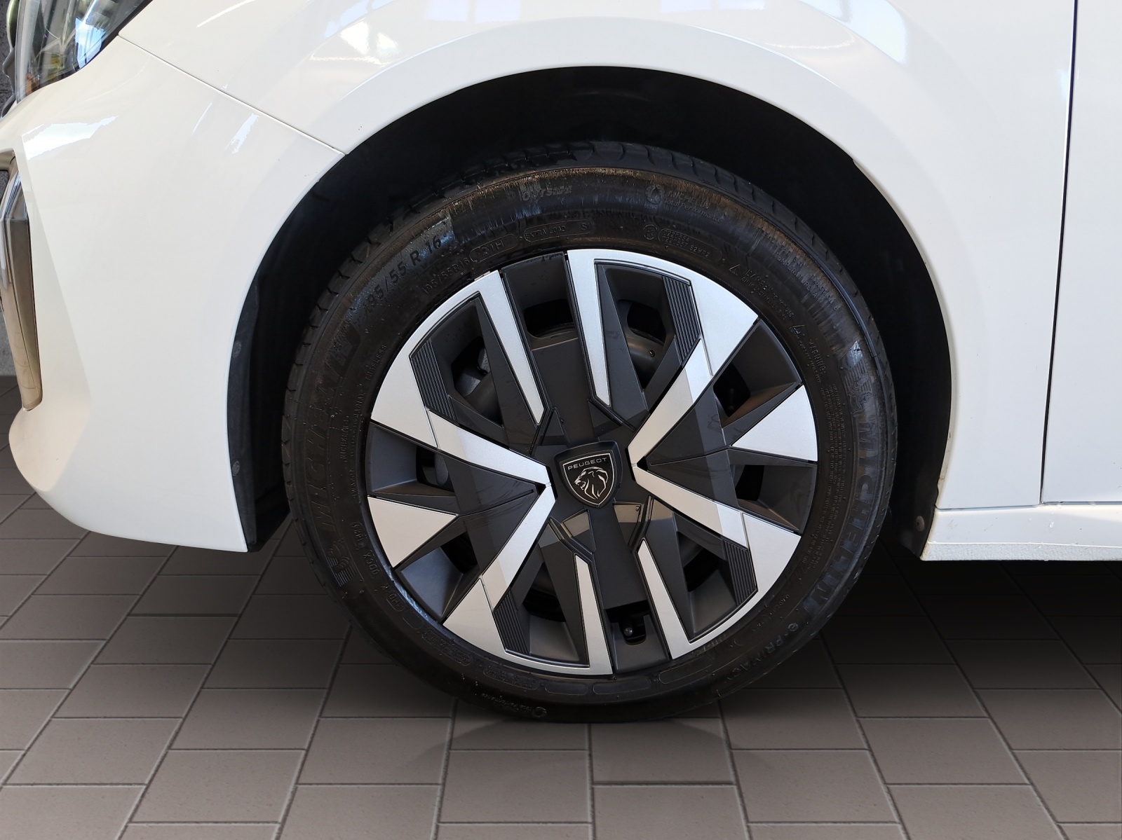 PEUGEOT 208 1.2 Hybrid Active-image-8