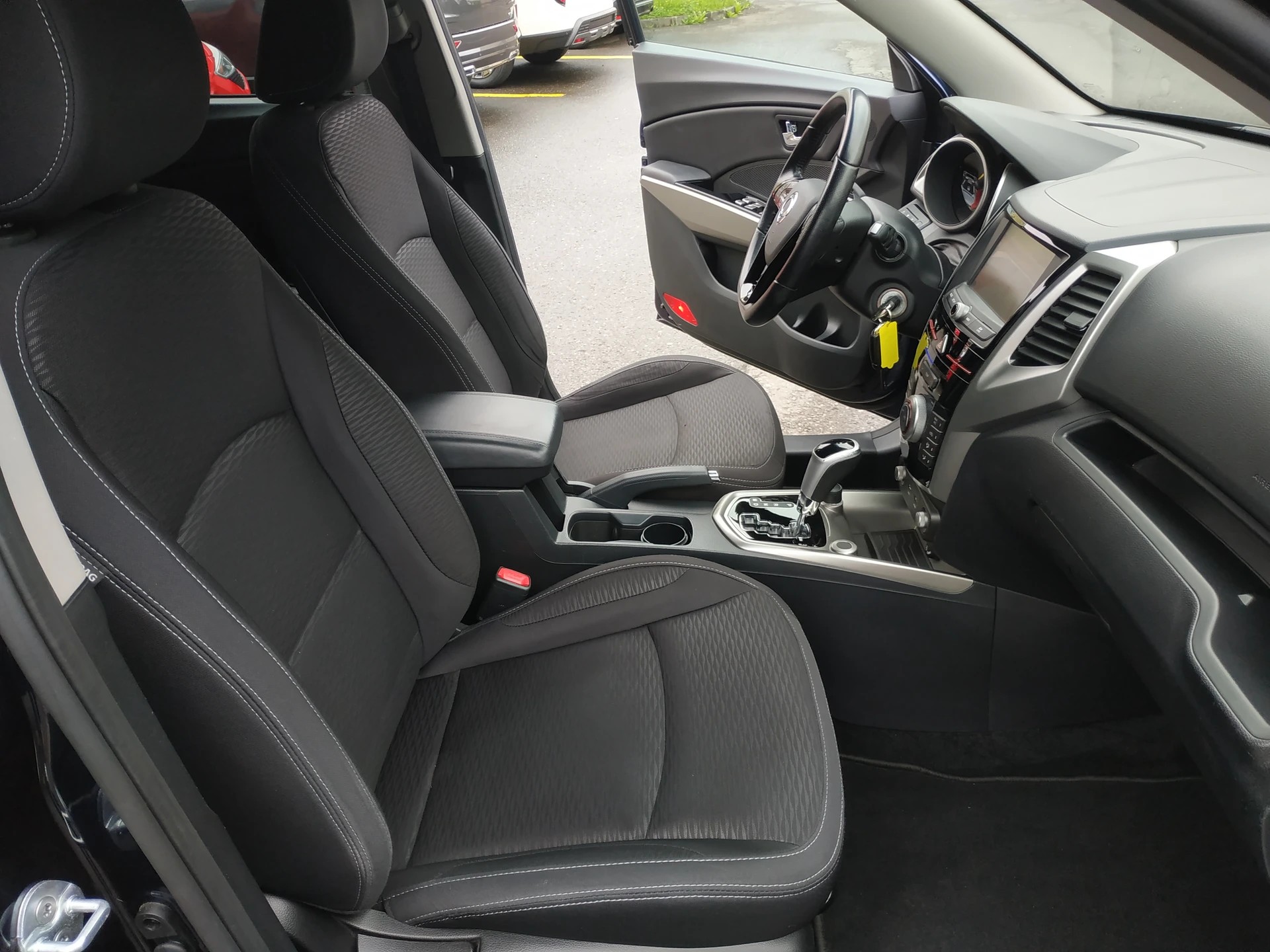 KGM-SsangYong Tivoli 1.6 e-XGi Quartz 4WD Automatic-image-14