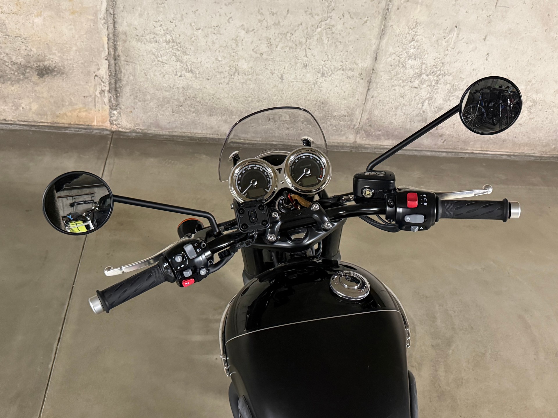 TRIUMPH Bonneville T120 Black-image-1