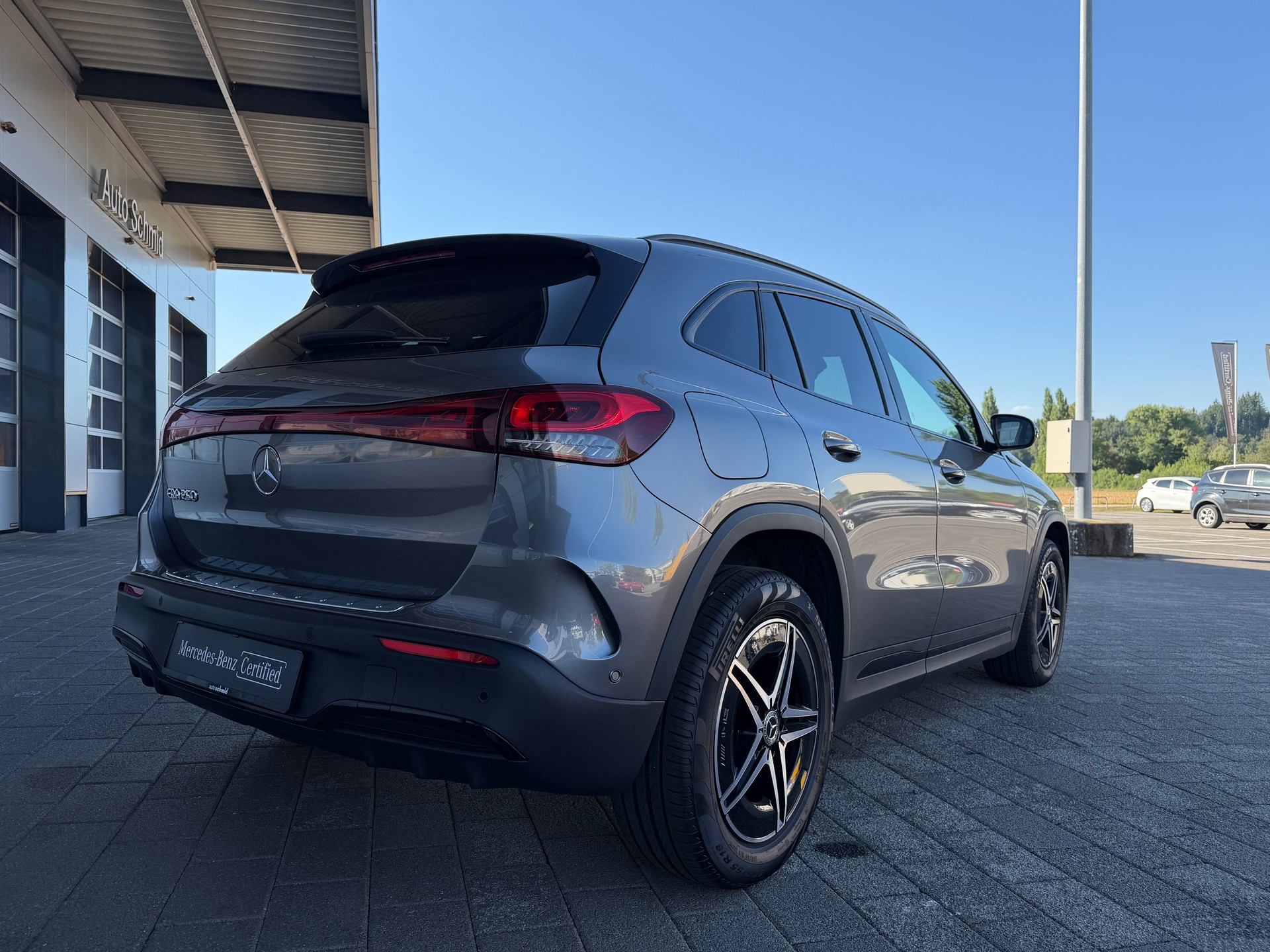 MERCEDES-BENZ EQA 250 AMG Line-showroom-element-1