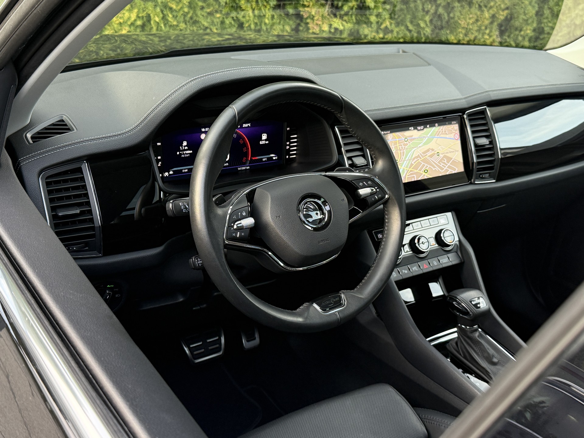 SKODA Kodiaq 2.0 TDI CR L&K 4x4 DSG / 1.Hand / AHK-image-16